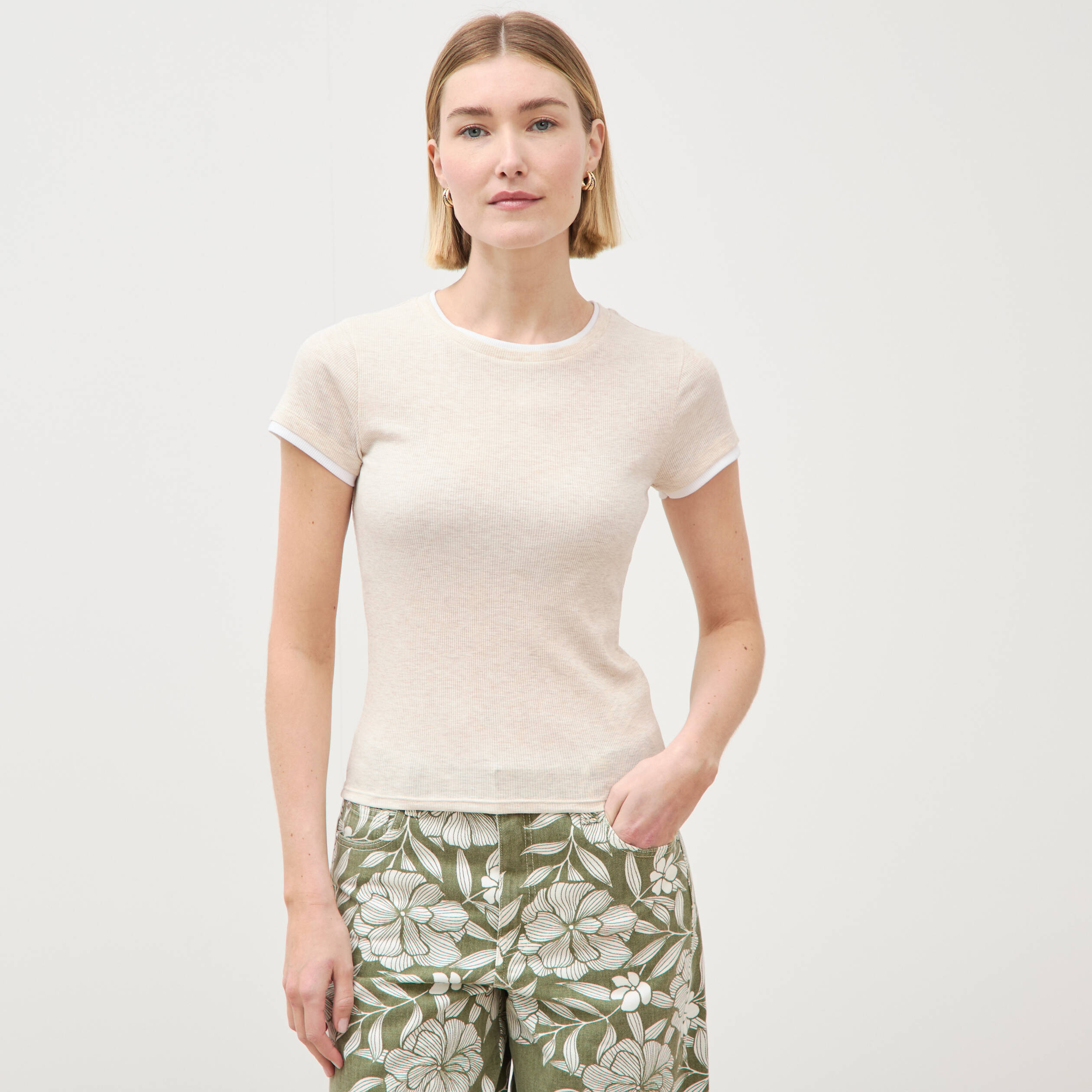 T-shirt cintr&eacute; col rond manches courtes beige femme