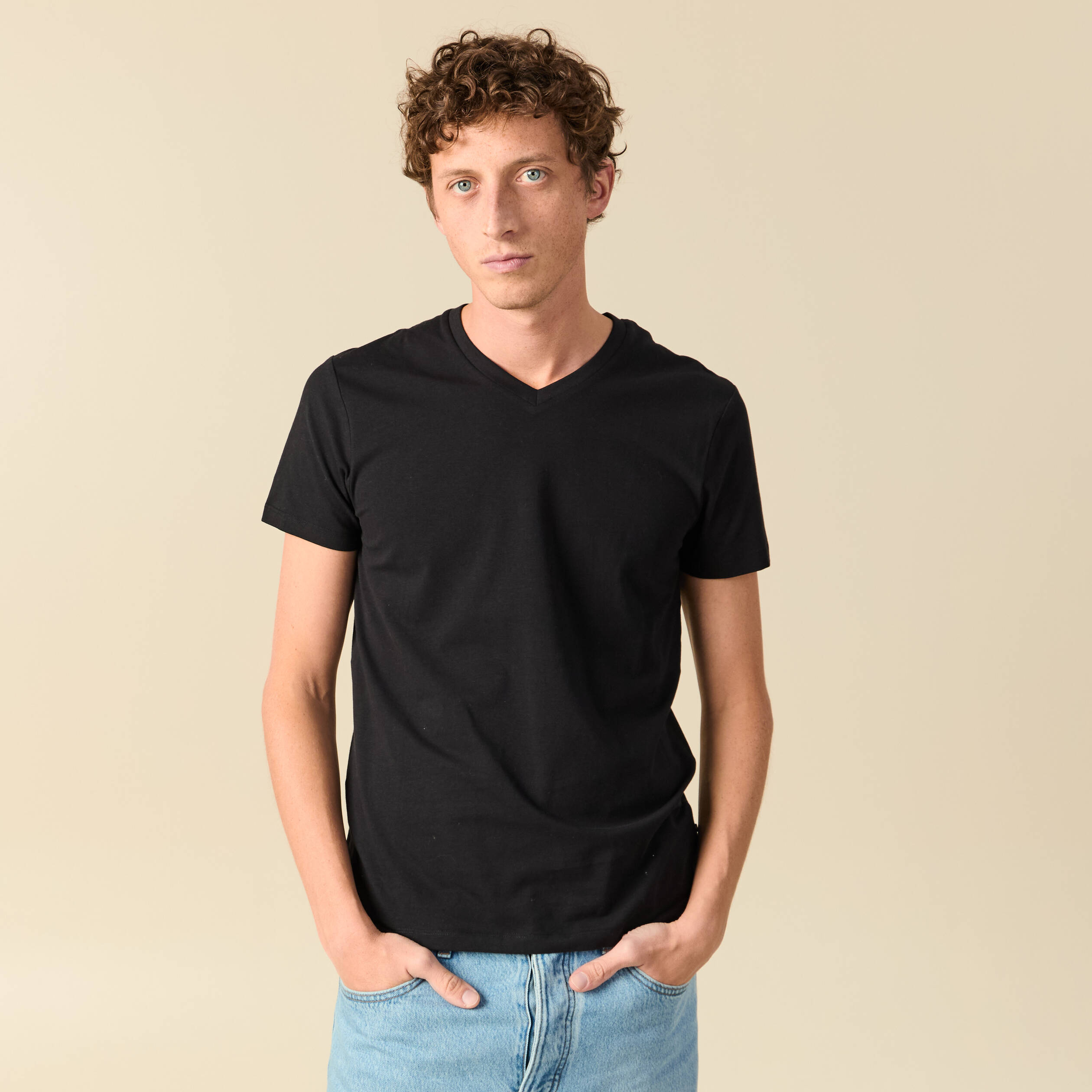 T-shirt ajust&eacute; col v manches courtes noir homme