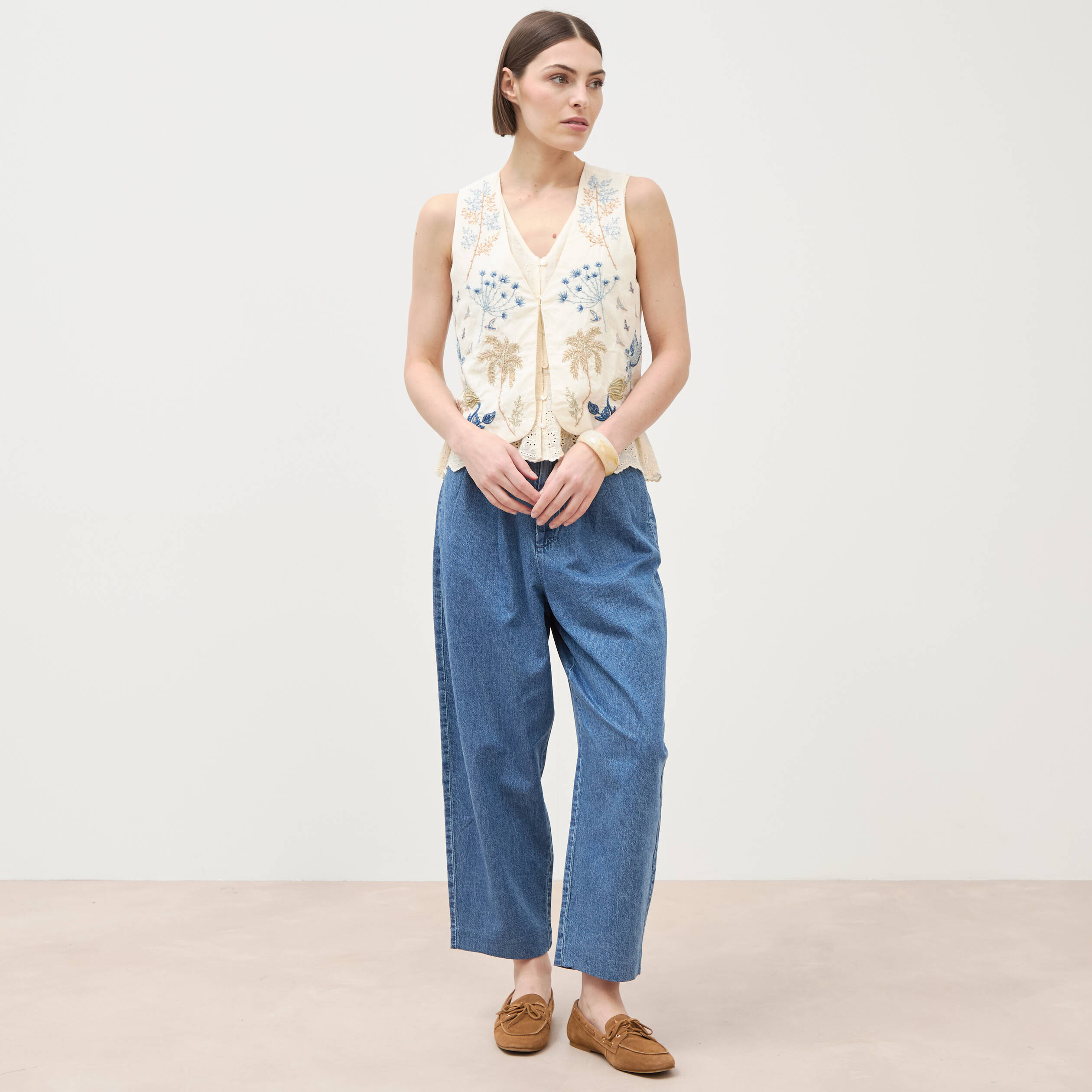 Gilet sans manches col v broderie ecru femme