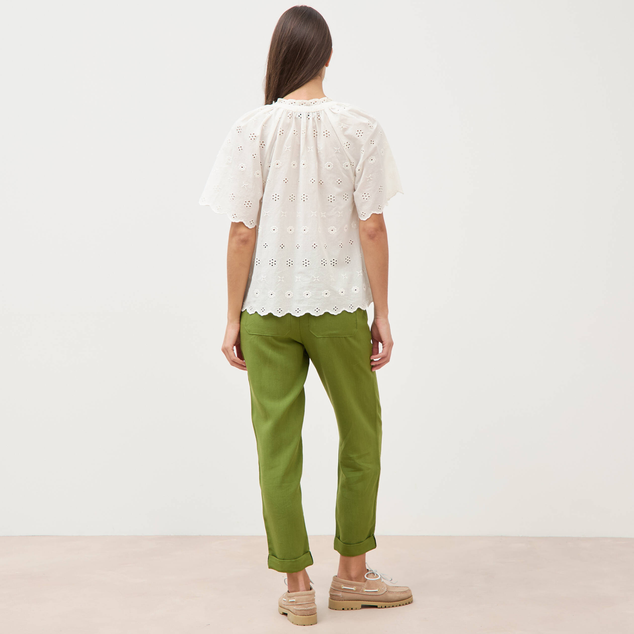 Blouse col v manches 3/4 en coton brod&eacute;e ecru femme