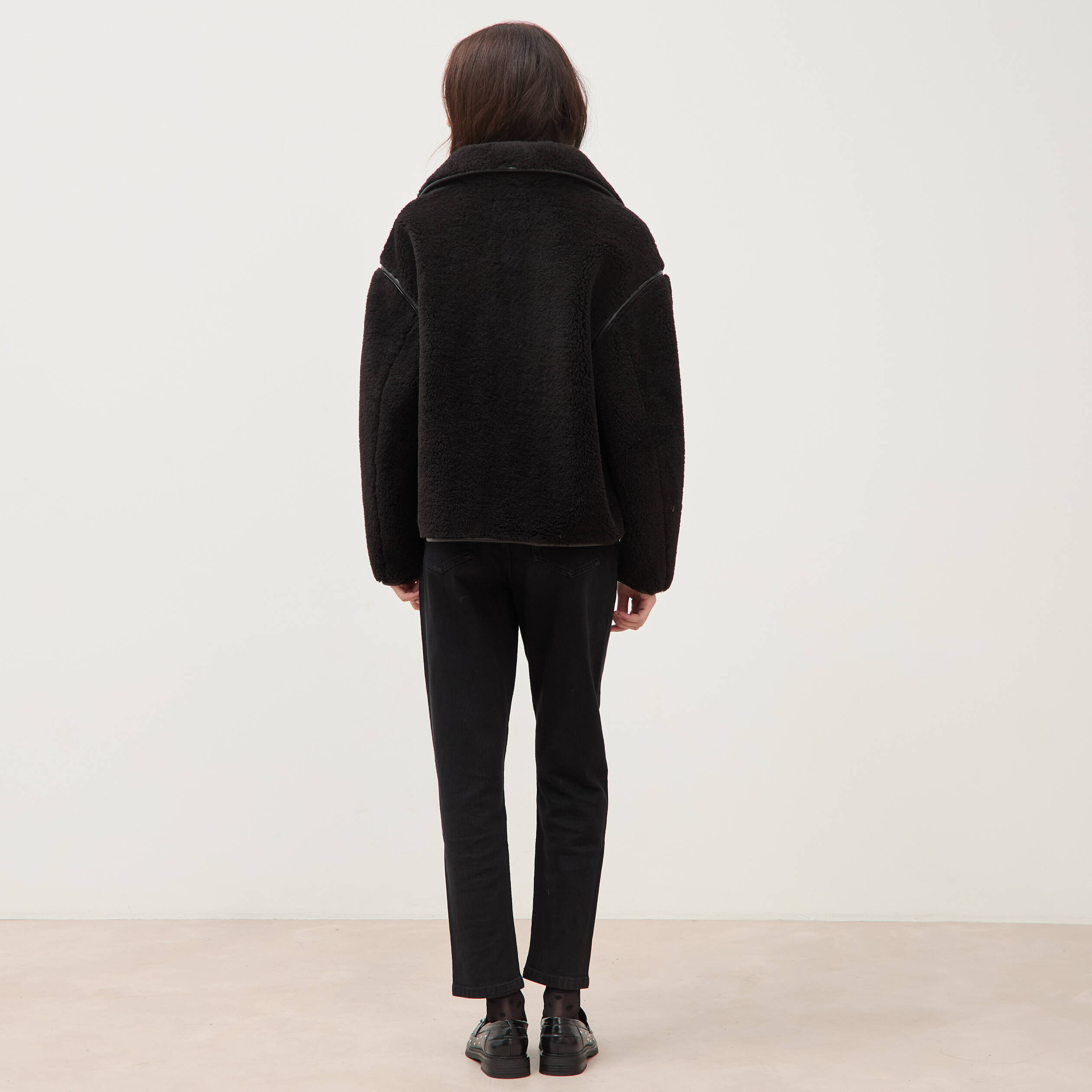 Manteau court oversize sherpa noir femme