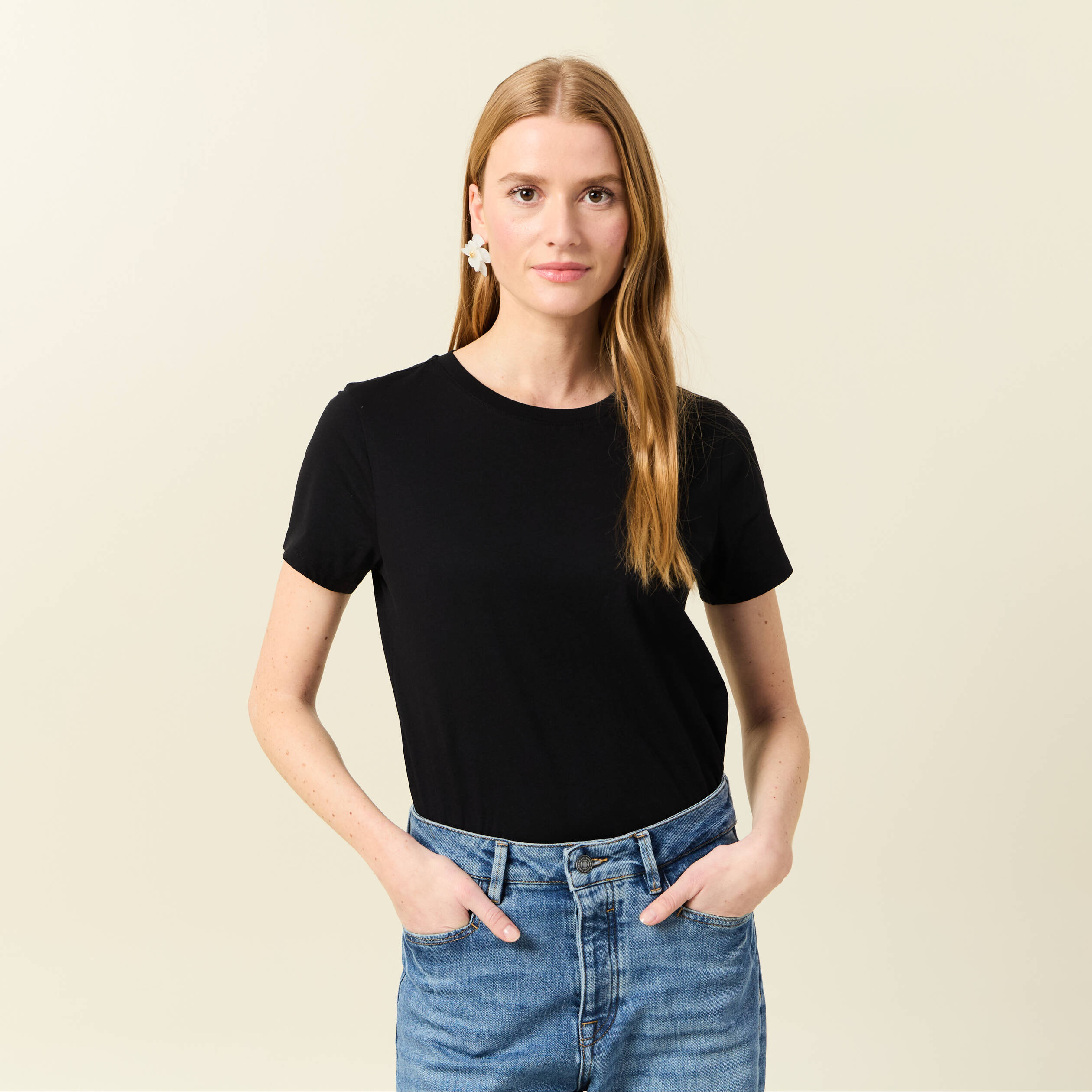 T-shirt cintr&eacute; col rond manches courtes noir femme