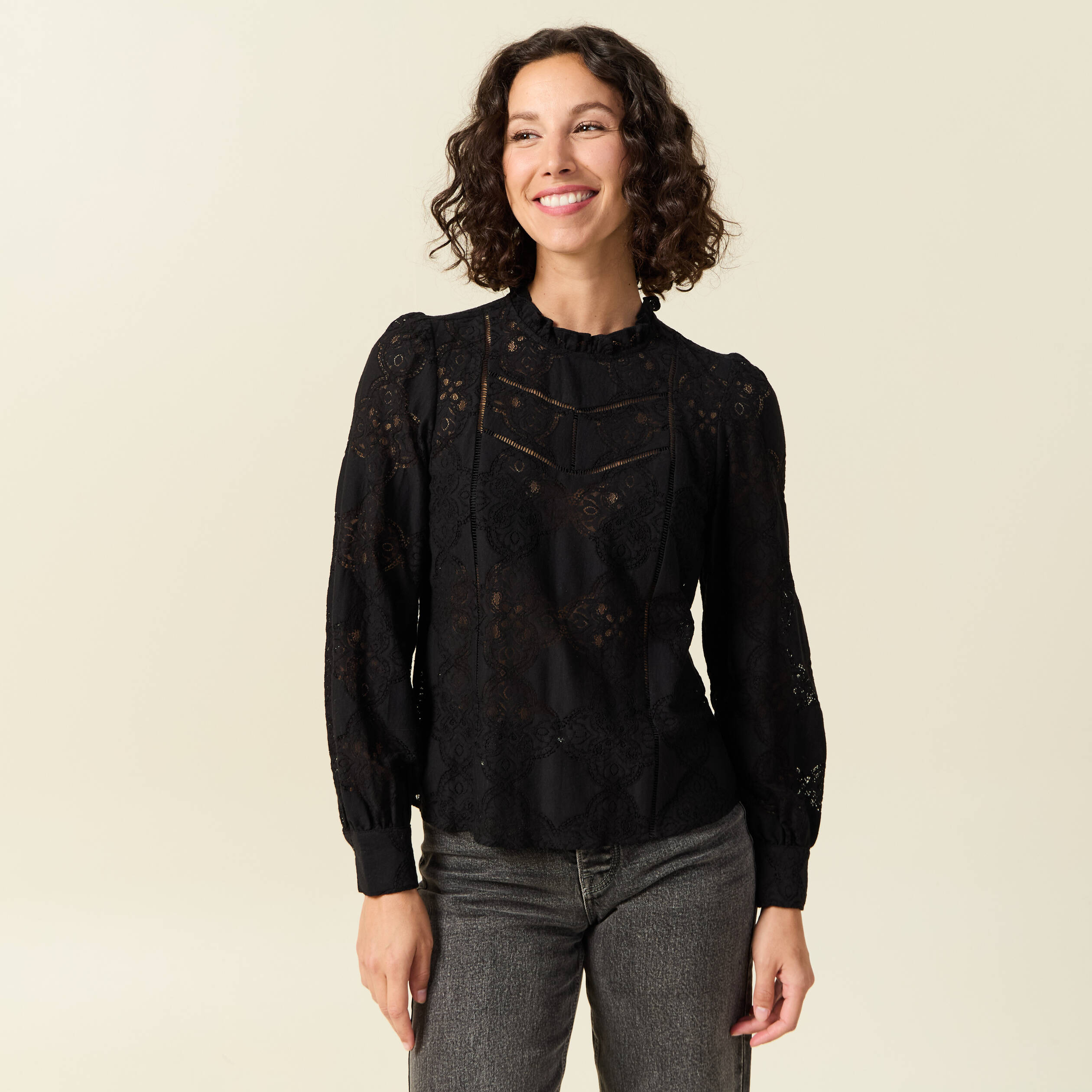 Blouse cintr&eacute;e dentelle manches longues noir femme