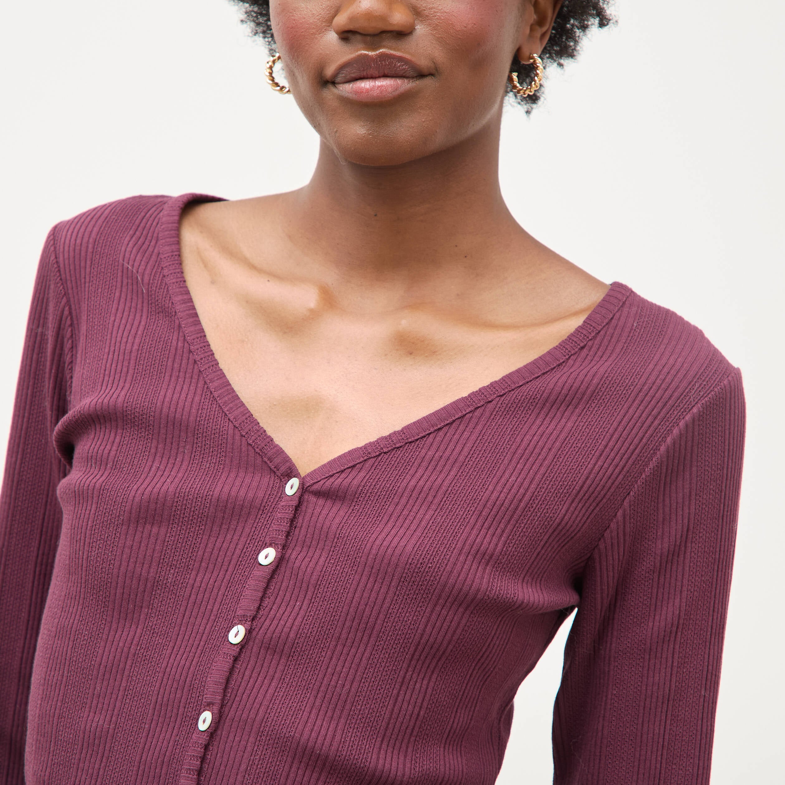 T-shirt col v manches longues ajust&eacute; prune femme
