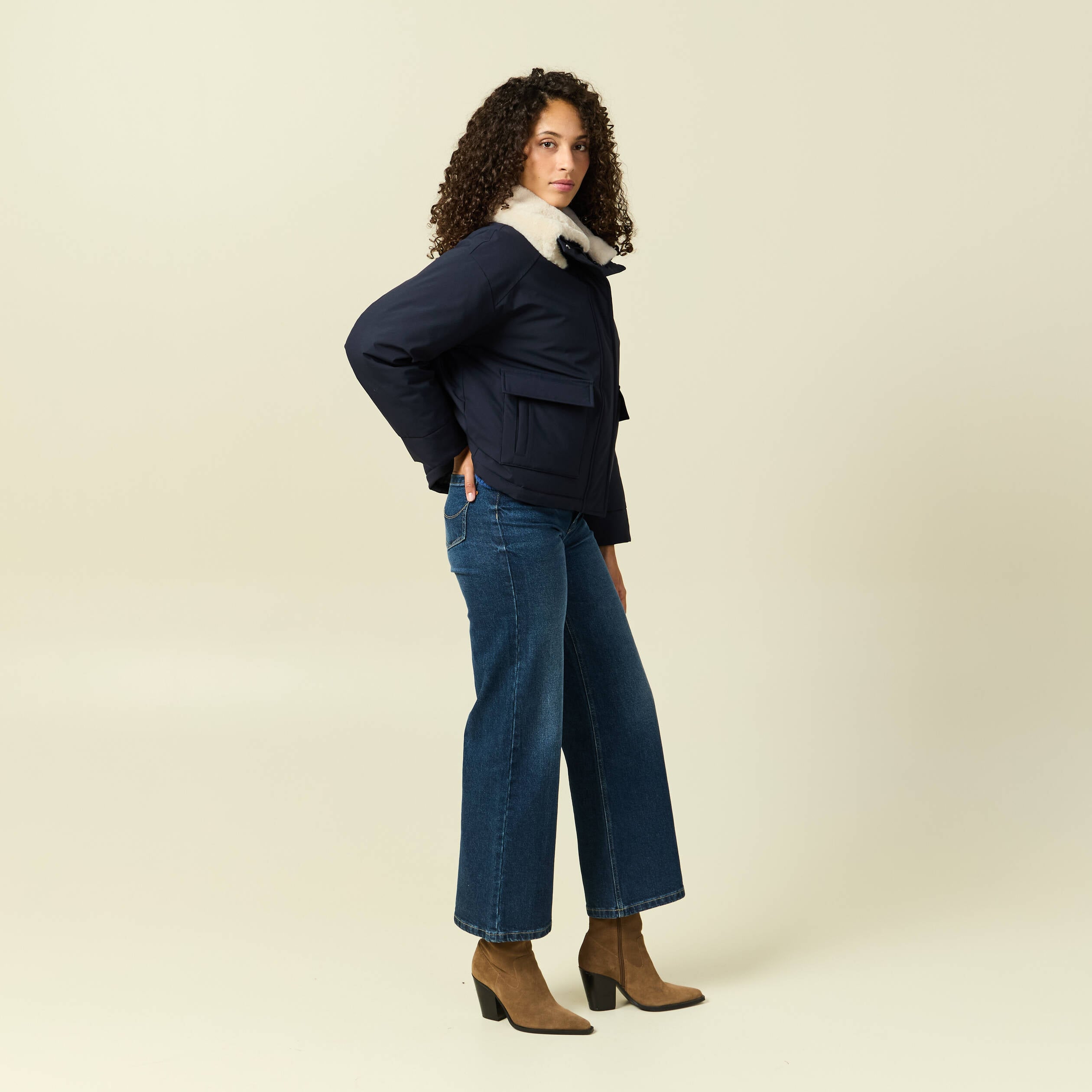 Manteau droit court col classique bleu fonc&eacute; femme