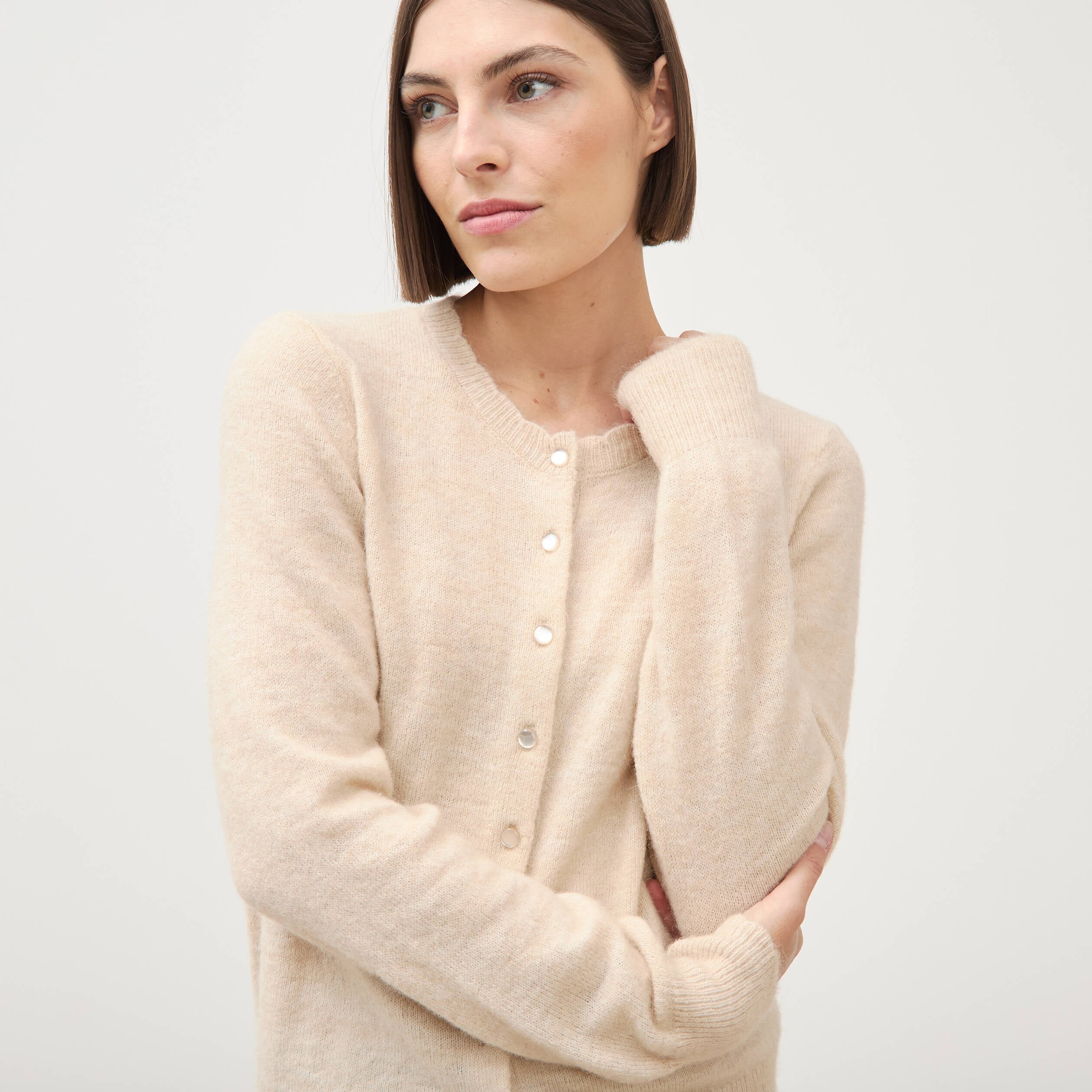 Gilet droit col rond manches longues creme femme