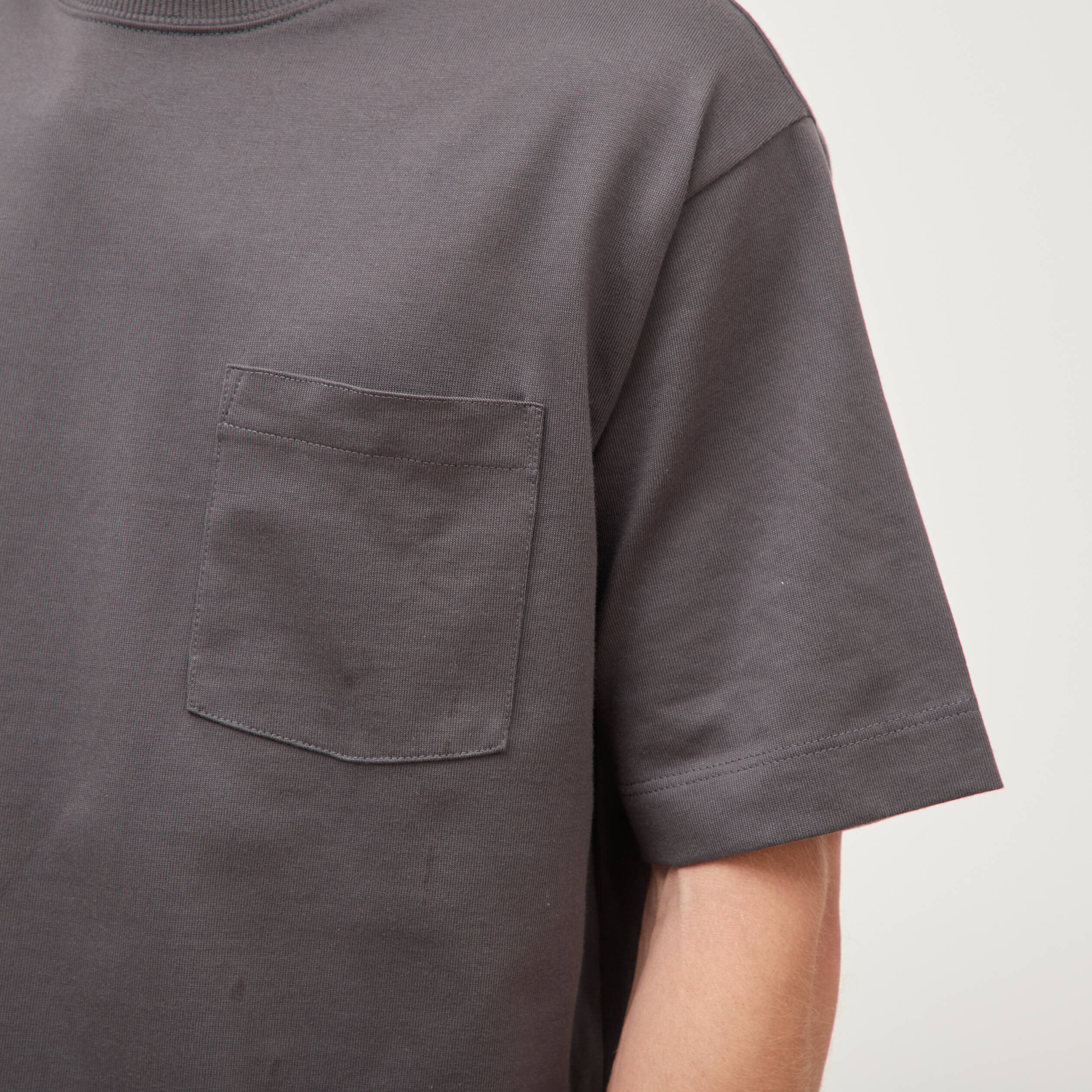 T-shirt droit en coton col ras du cou gris fonc&eacute; homme