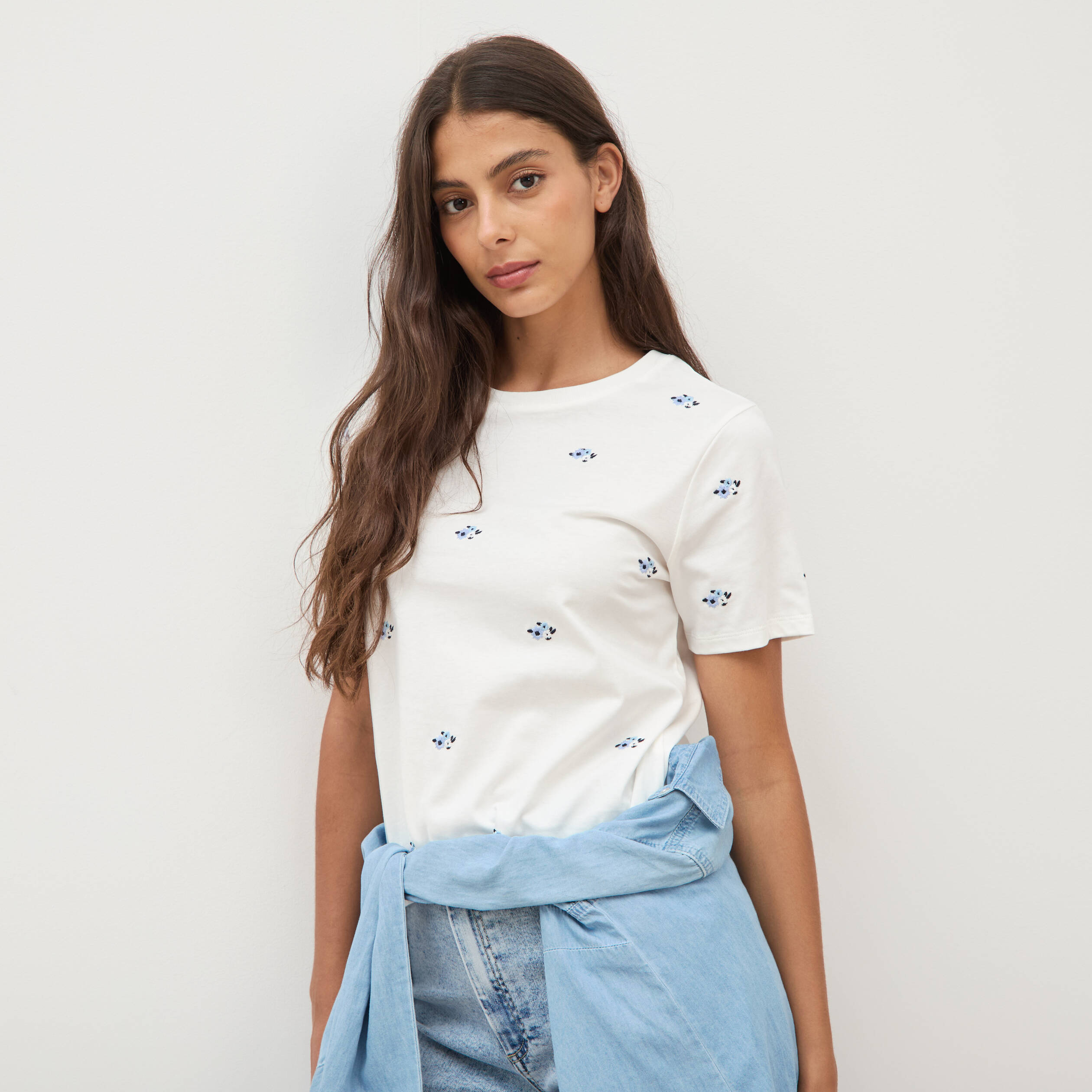 T-shirt droit col rond brod&eacute; en coton ivoire femme