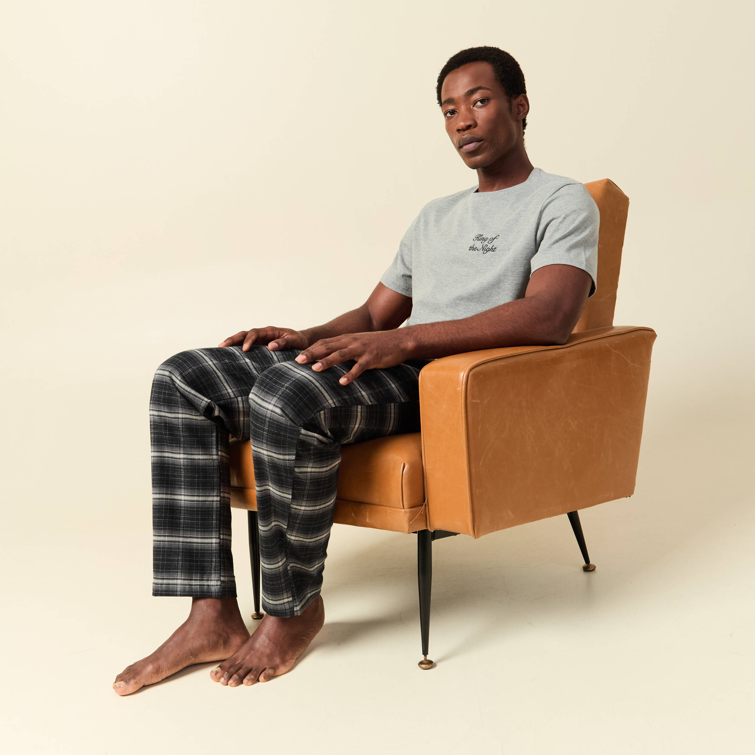 Pyjama haut et bas gris fonc&eacute; homme