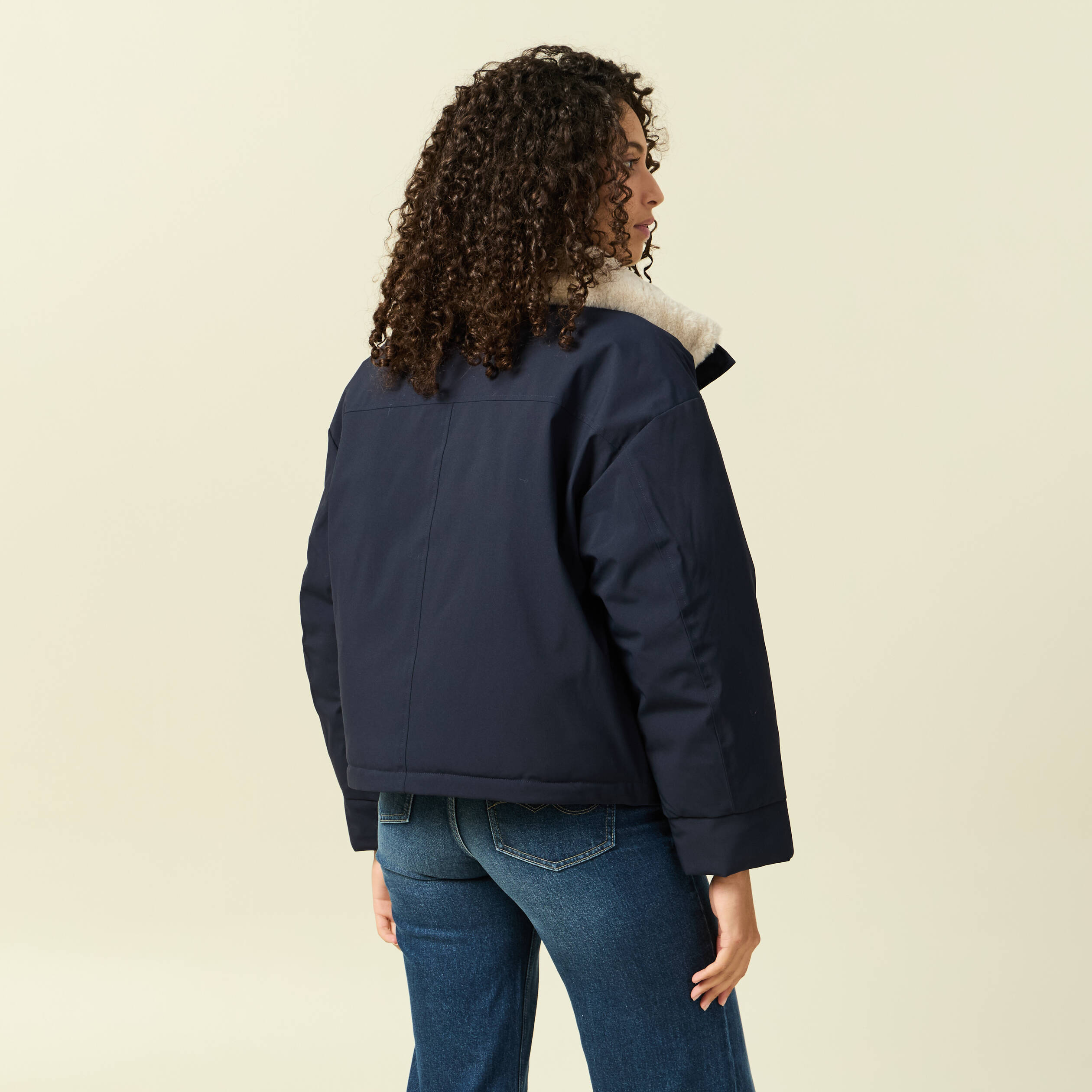 Veste droite courte col classique bleu fonc&eacute; femme