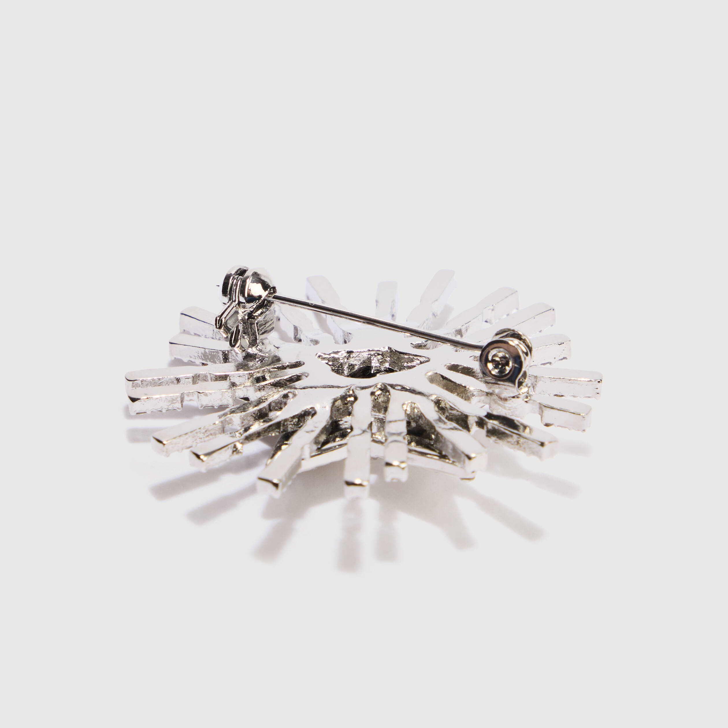 Broche avec strass couleur argent femme