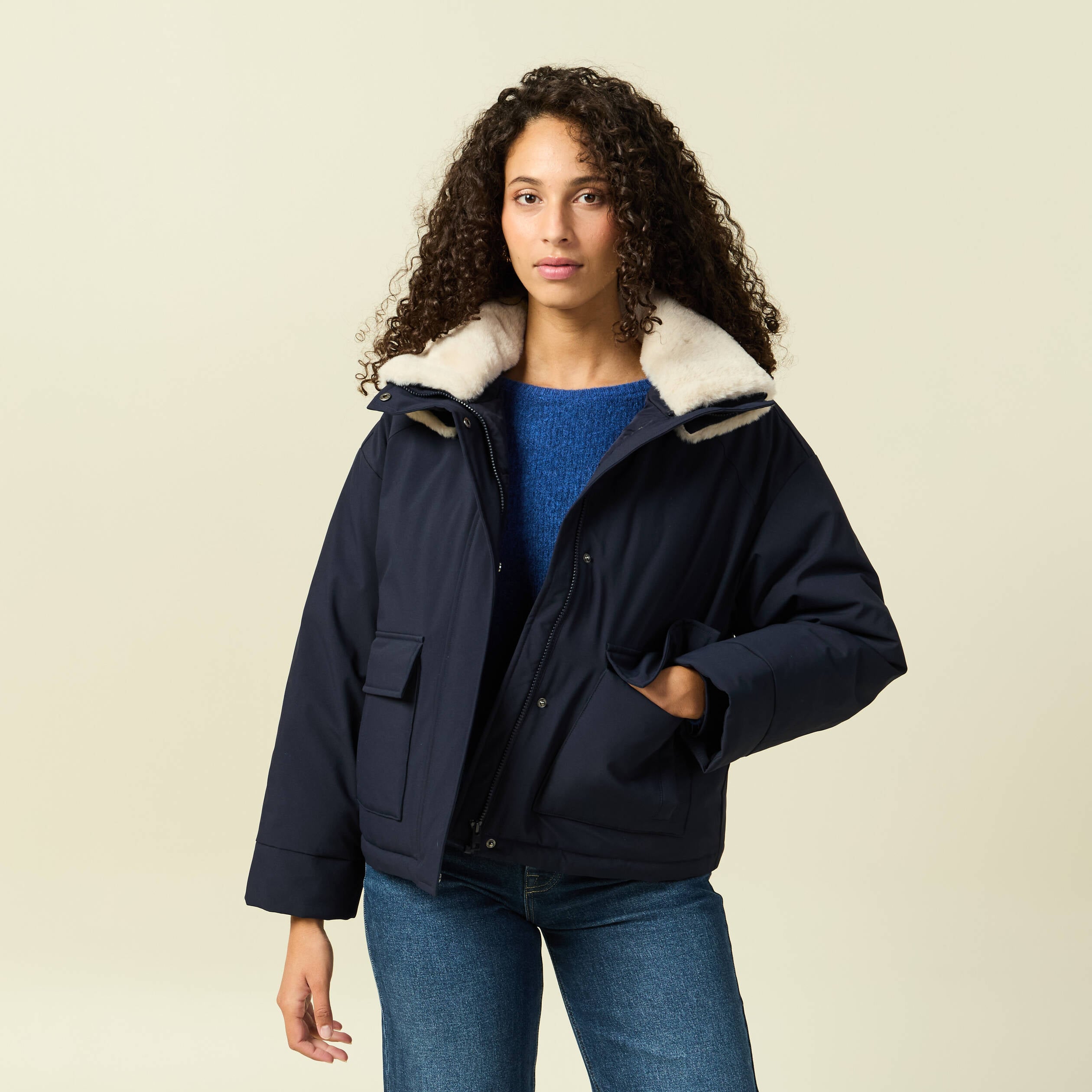 Manteau droit court col classique bleu fonc&eacute; femme