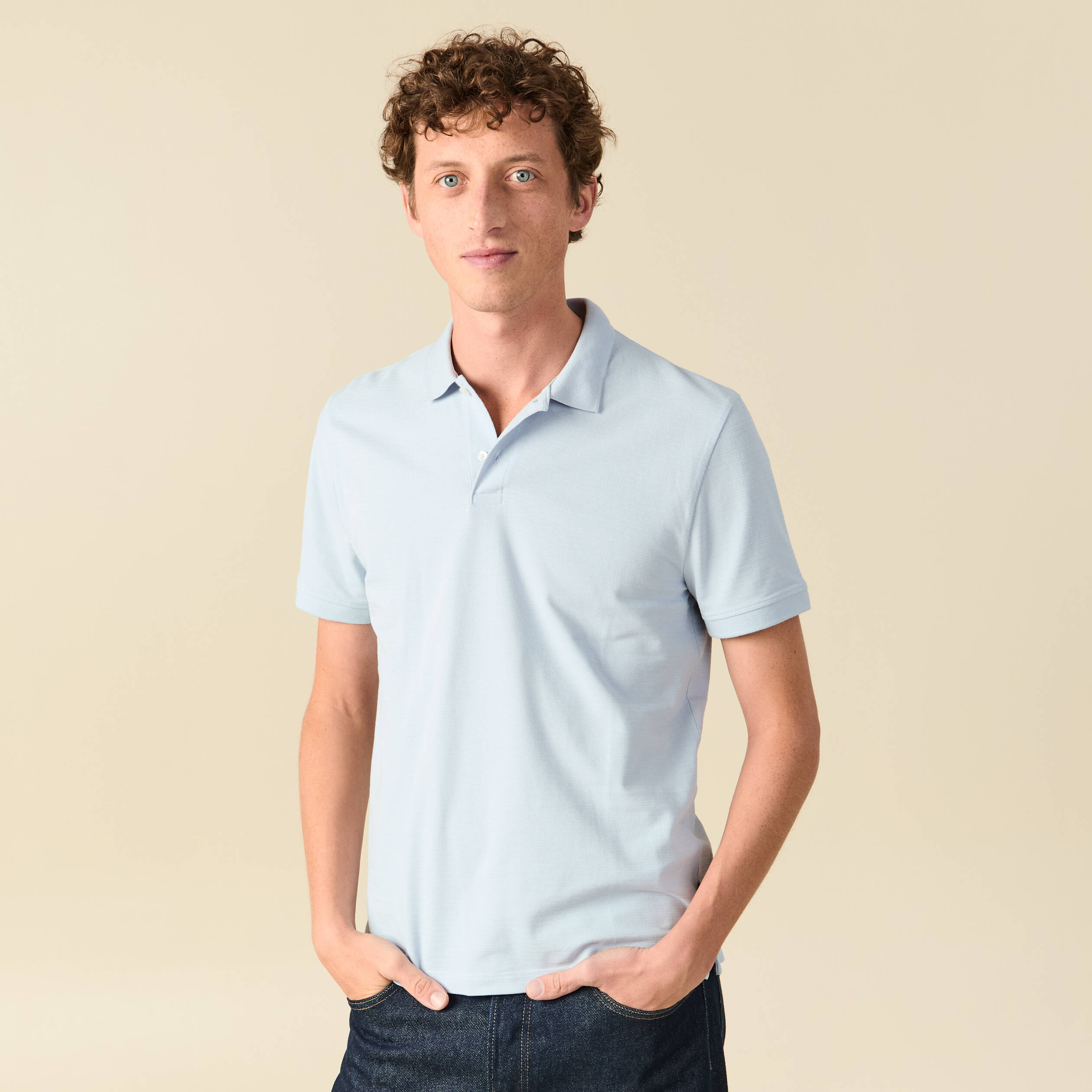 Polo cintr&eacute; en coton manches courtes bleu clair homme