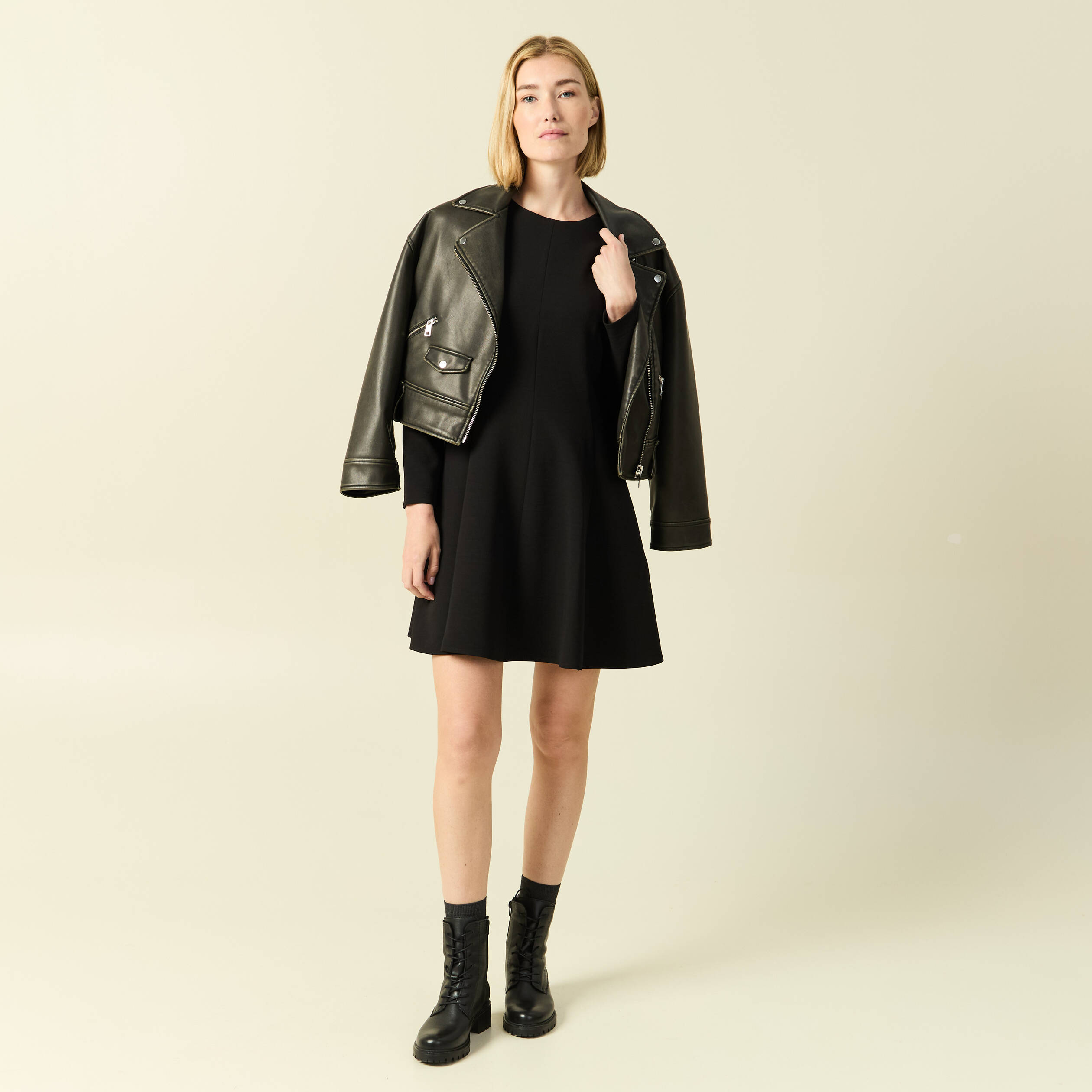 Robe fluide manches longues col rond noir femme