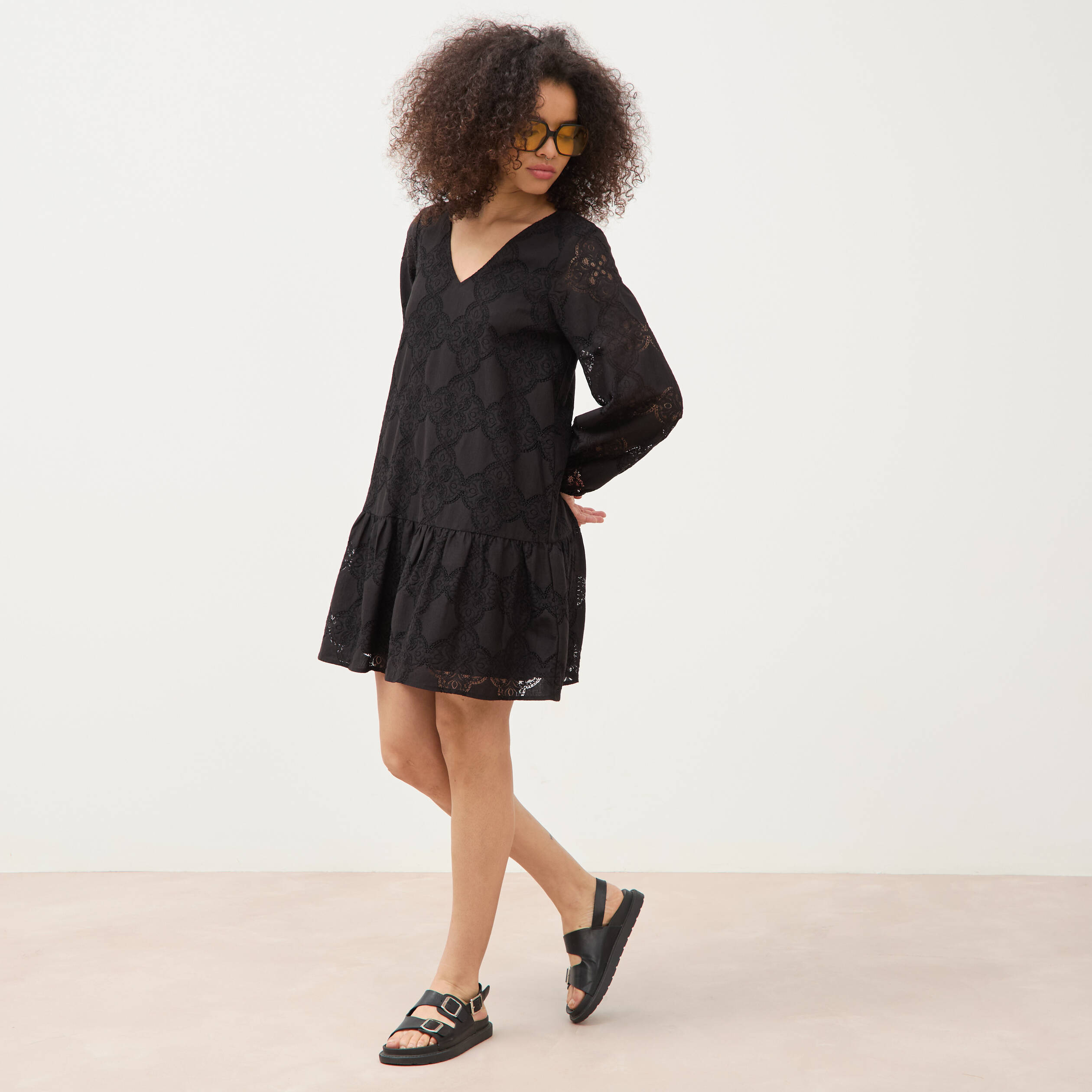 Robe dentelle manches longues doubl&eacute;e noir femme