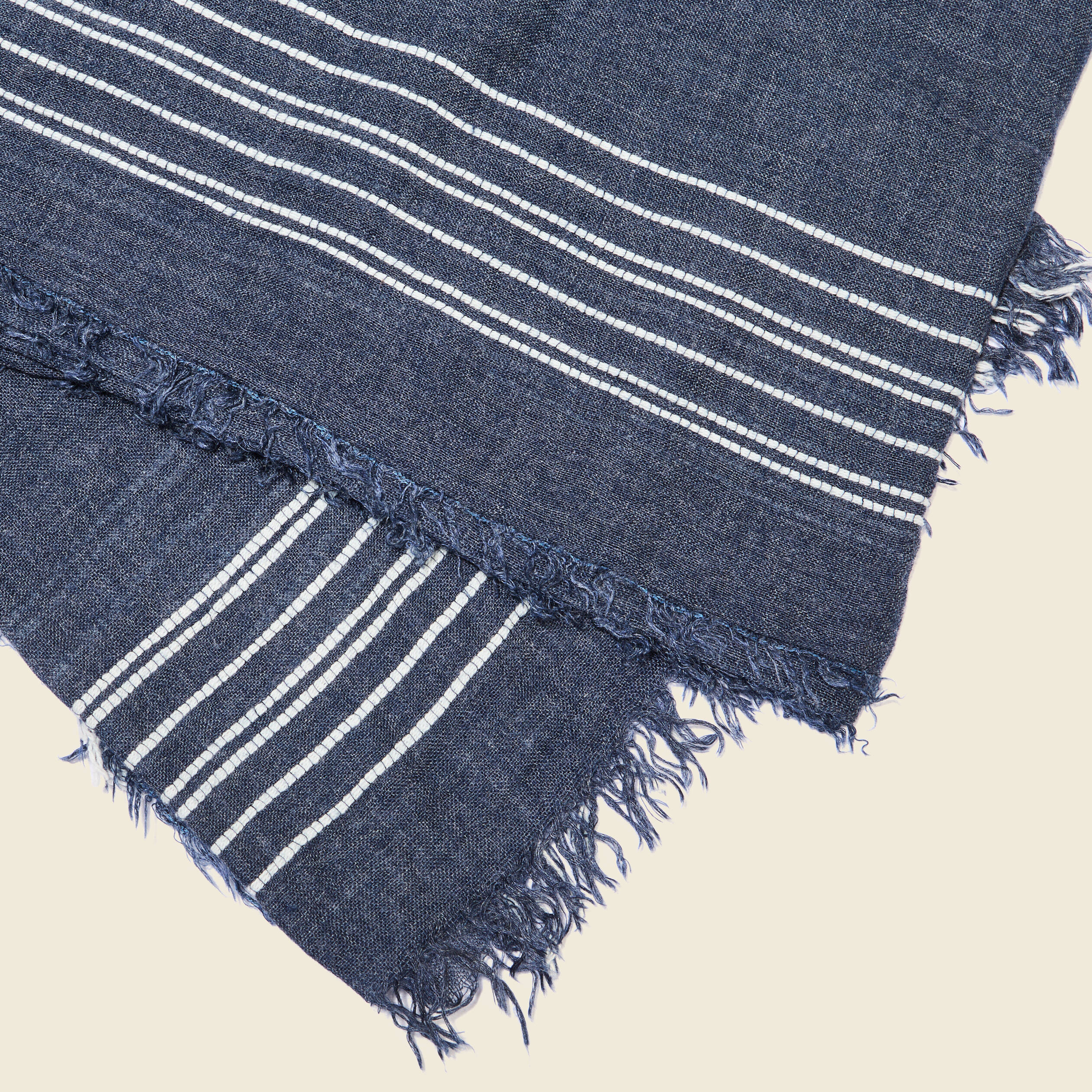 foulard a franges bleu fonce homme Foulard à franges bleu foncé homme