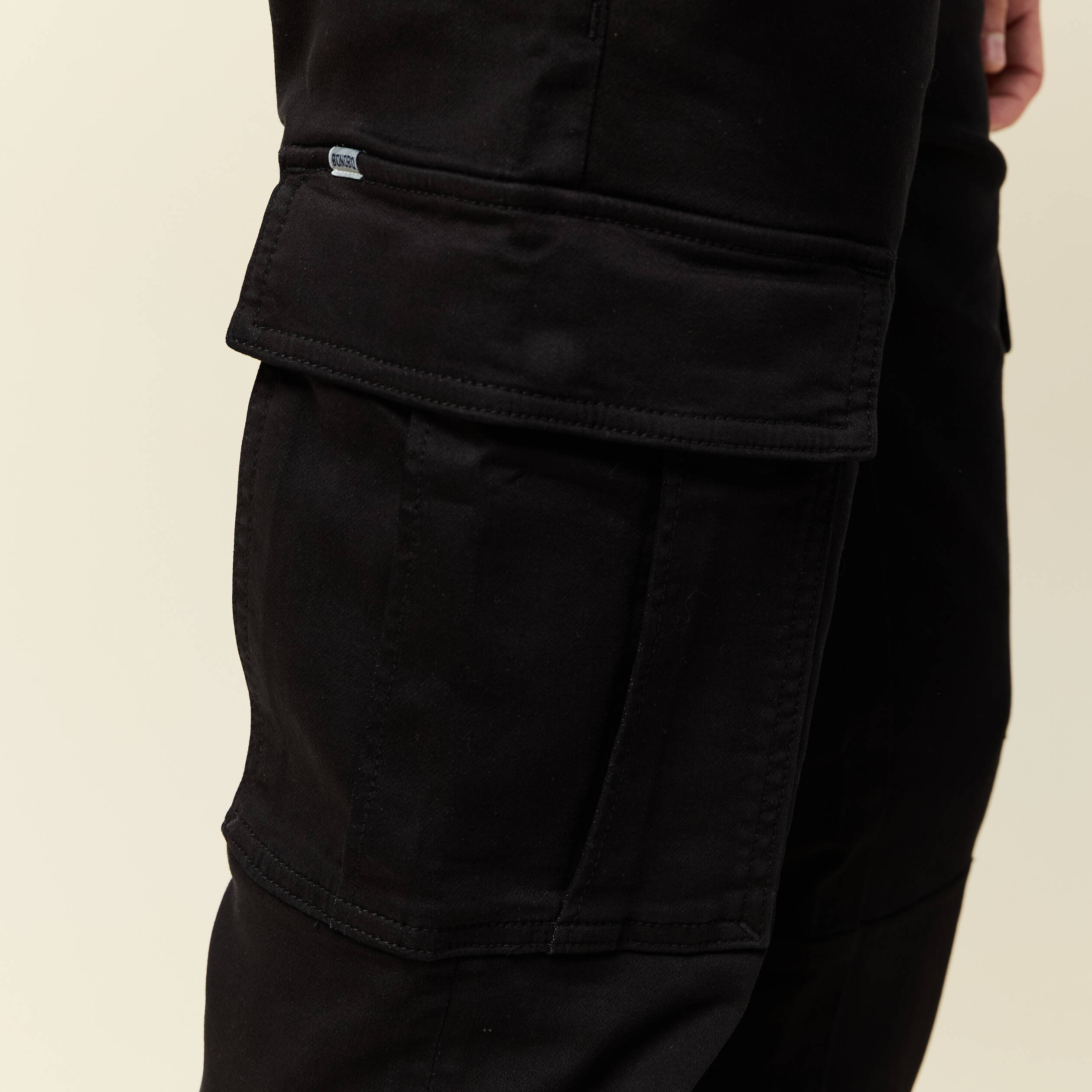 Pantalon battle bas resserr&eacute; noir homme