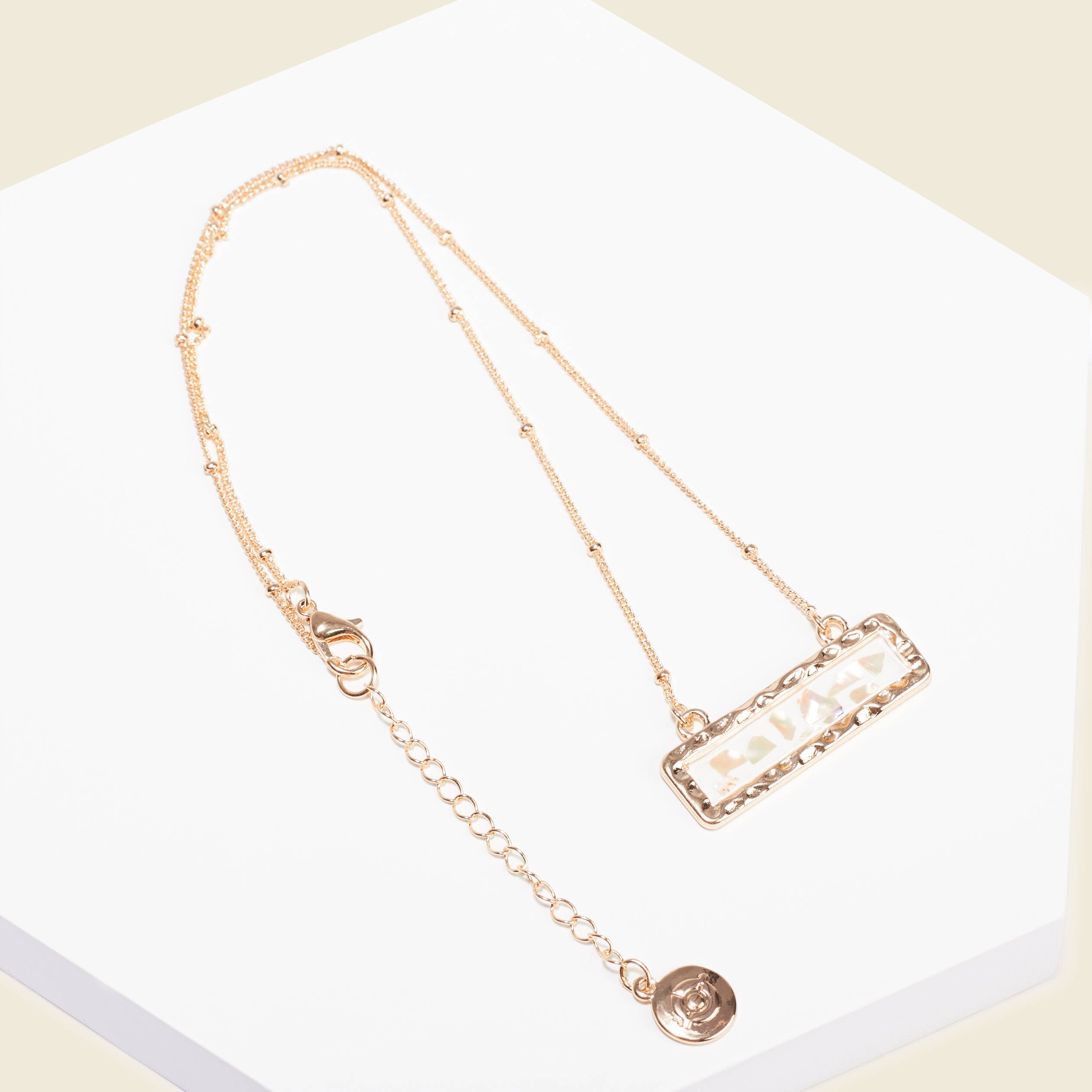 collier pendentif en resine couleur or femme Collier pendentif en résine couleur or femme