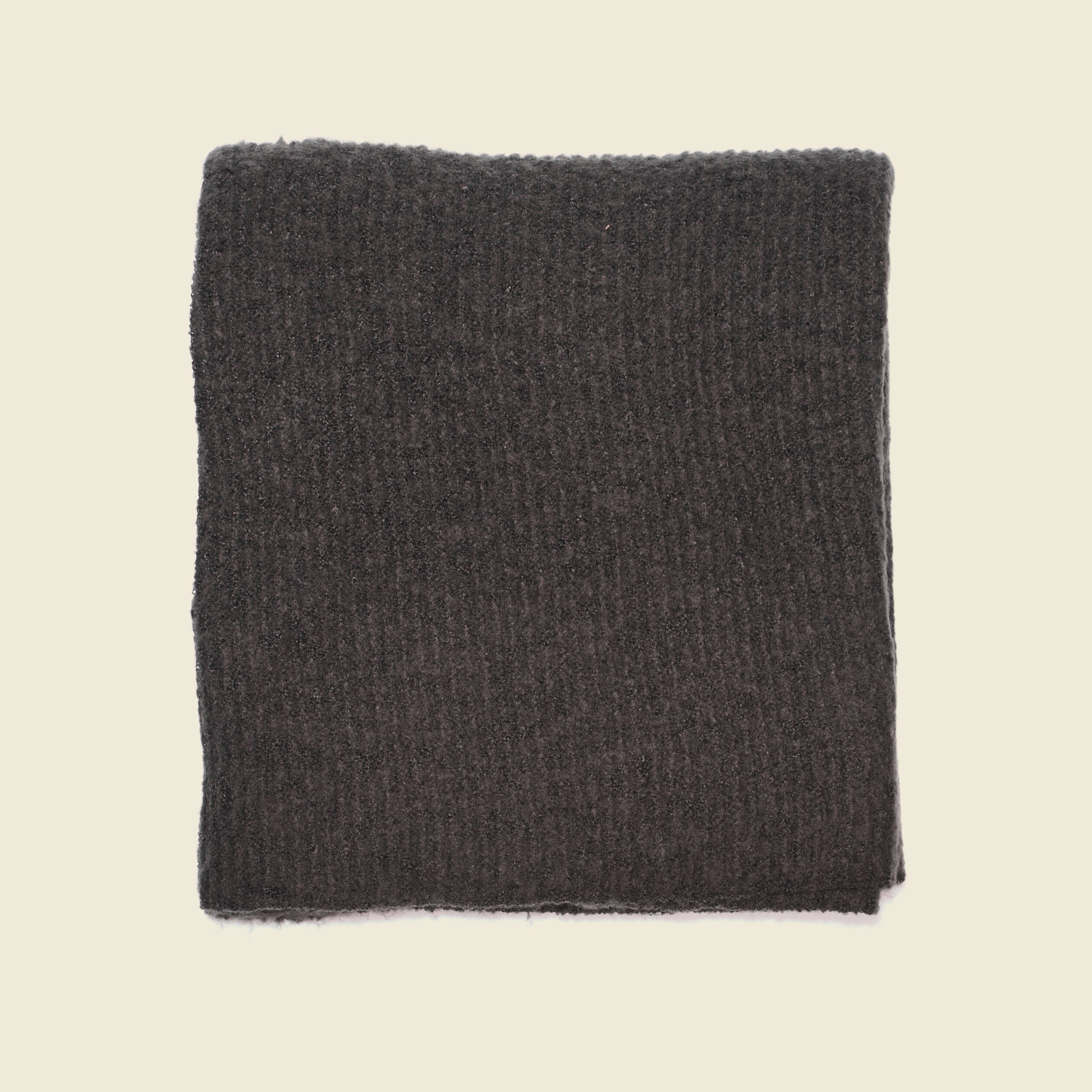 echarpe tricotee gris fonce femme Écharpe tricotée gris foncé femme
