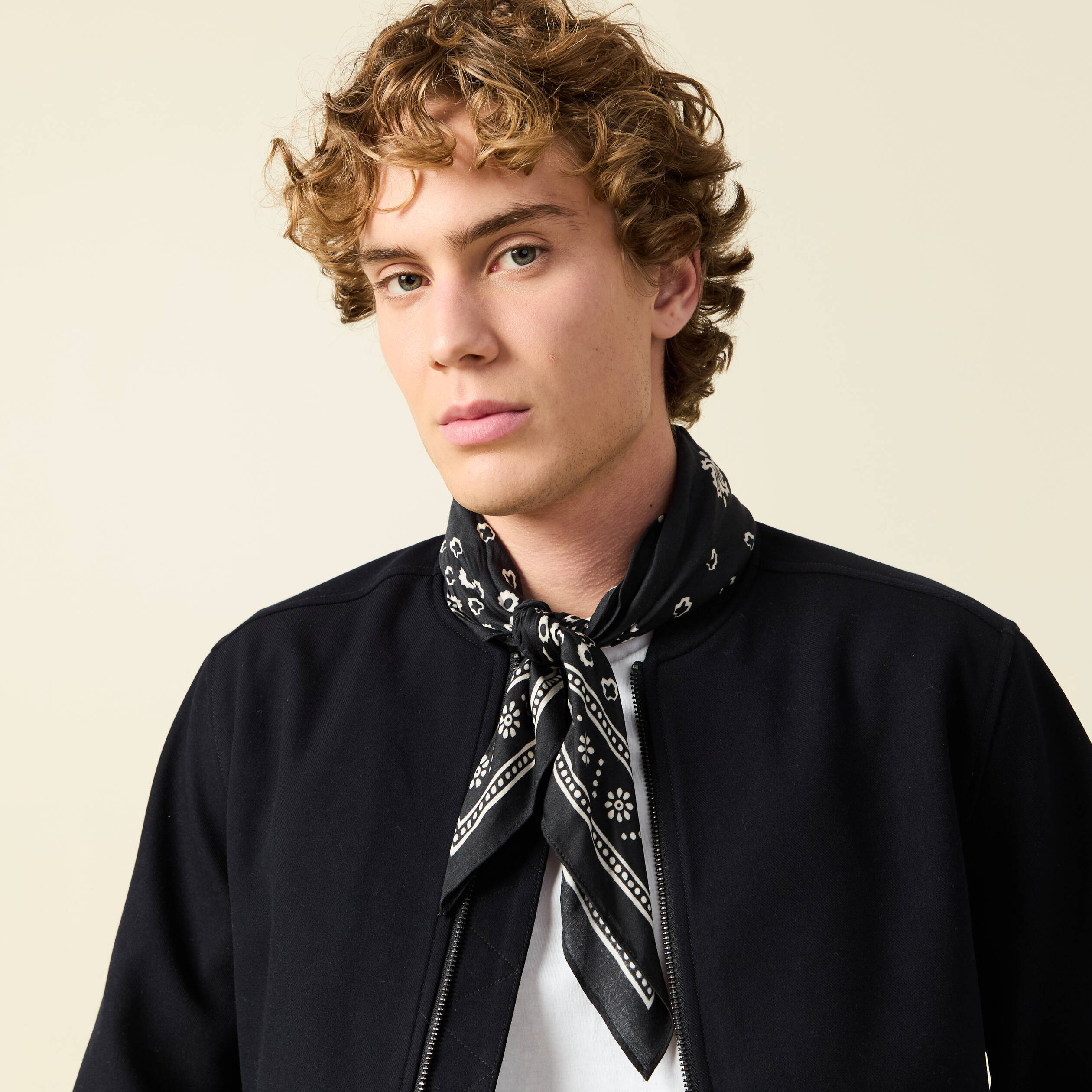 Foulard satin&eacute; noir homme