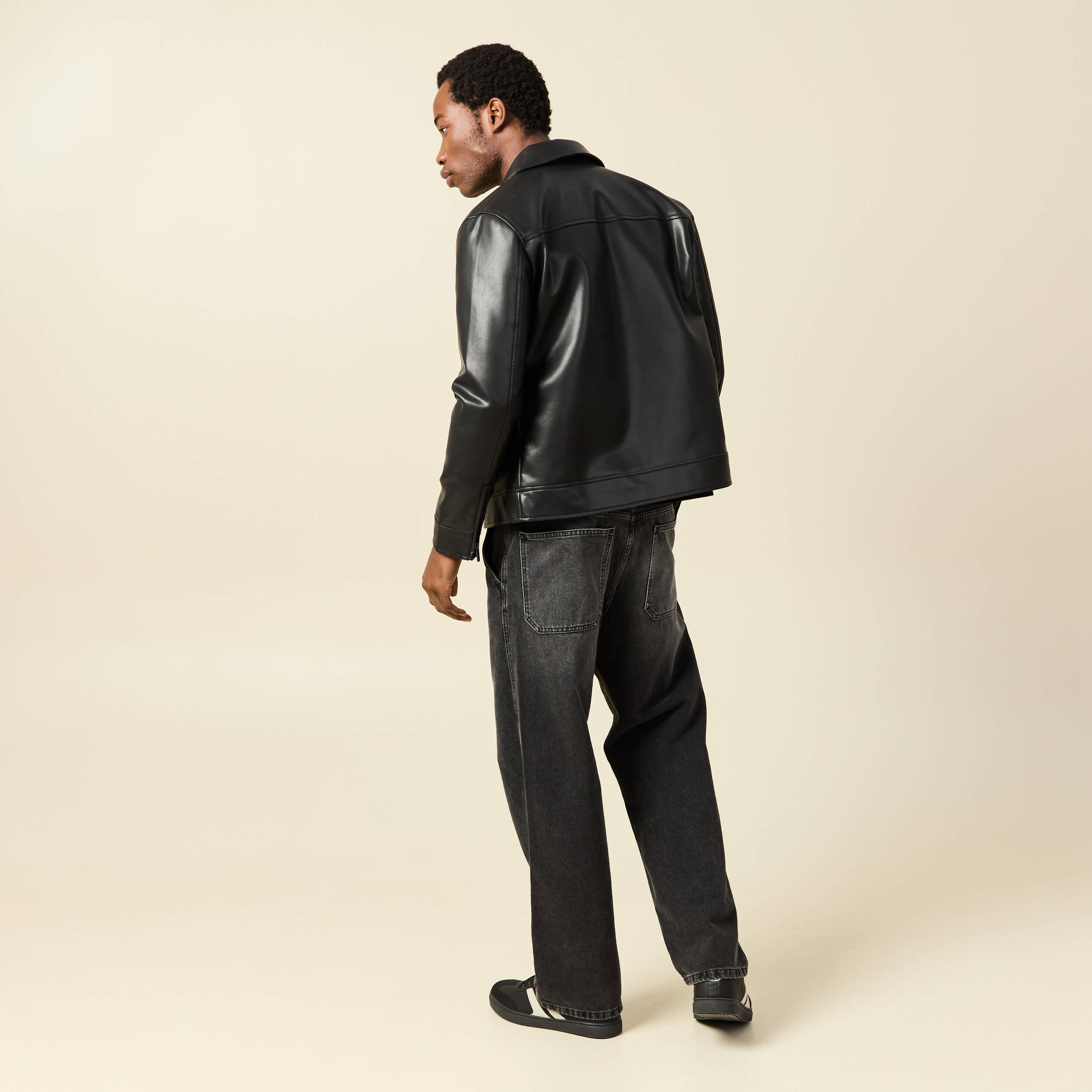 Blouson droit court manches longues noir homme