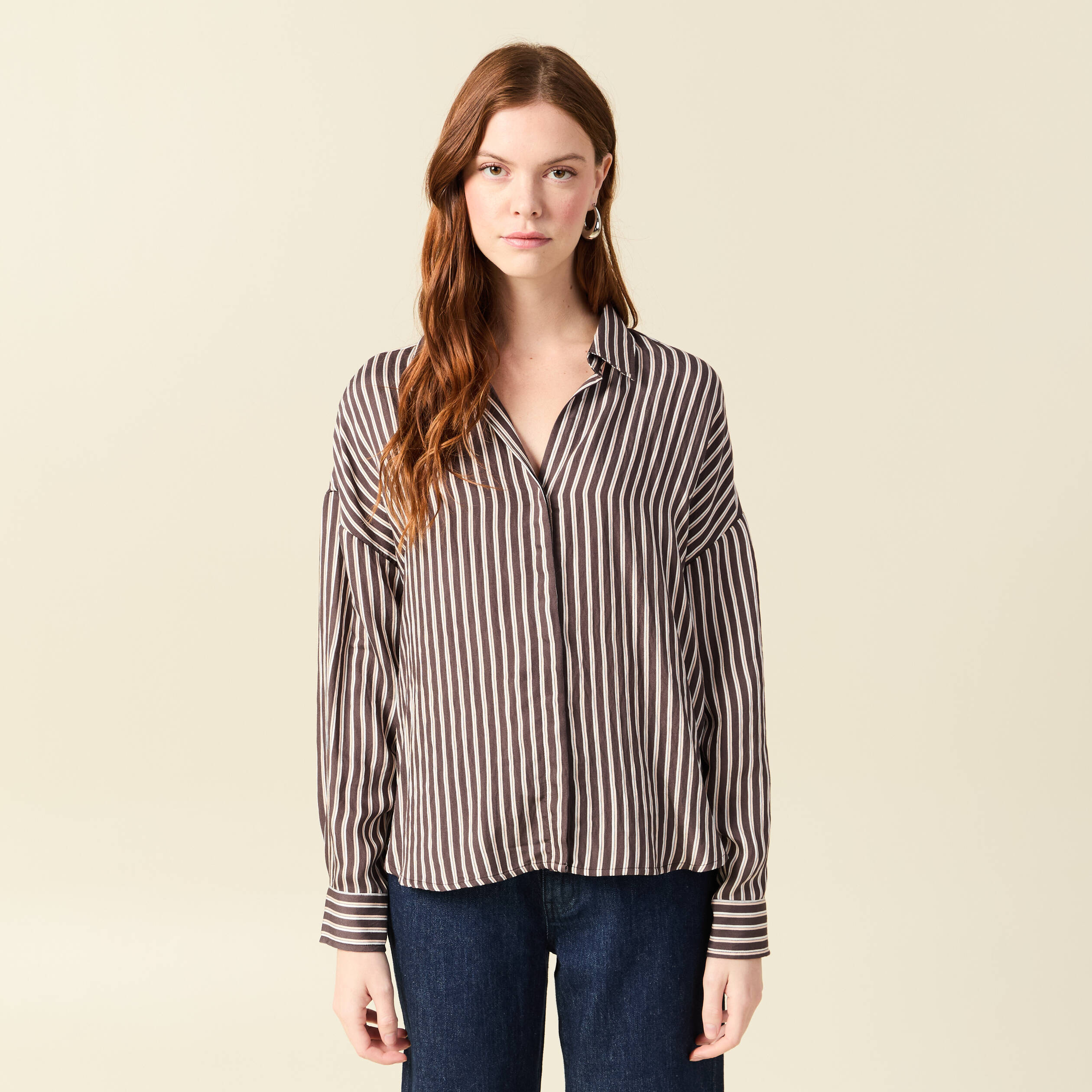 Chemise boyfriend courte manches longues marron fonc&eacute; femme