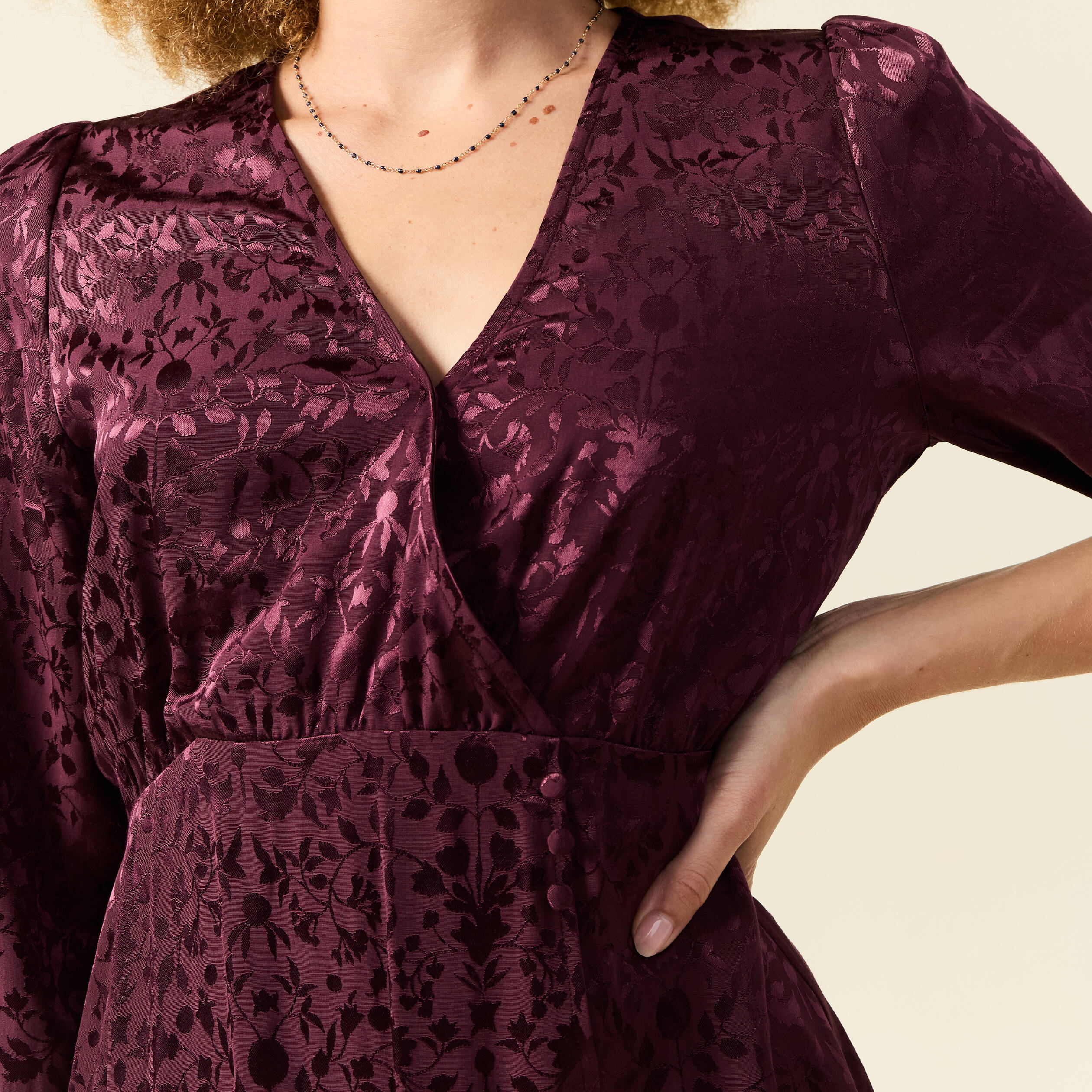 Robe &eacute;vas&eacute;e satin prune femme