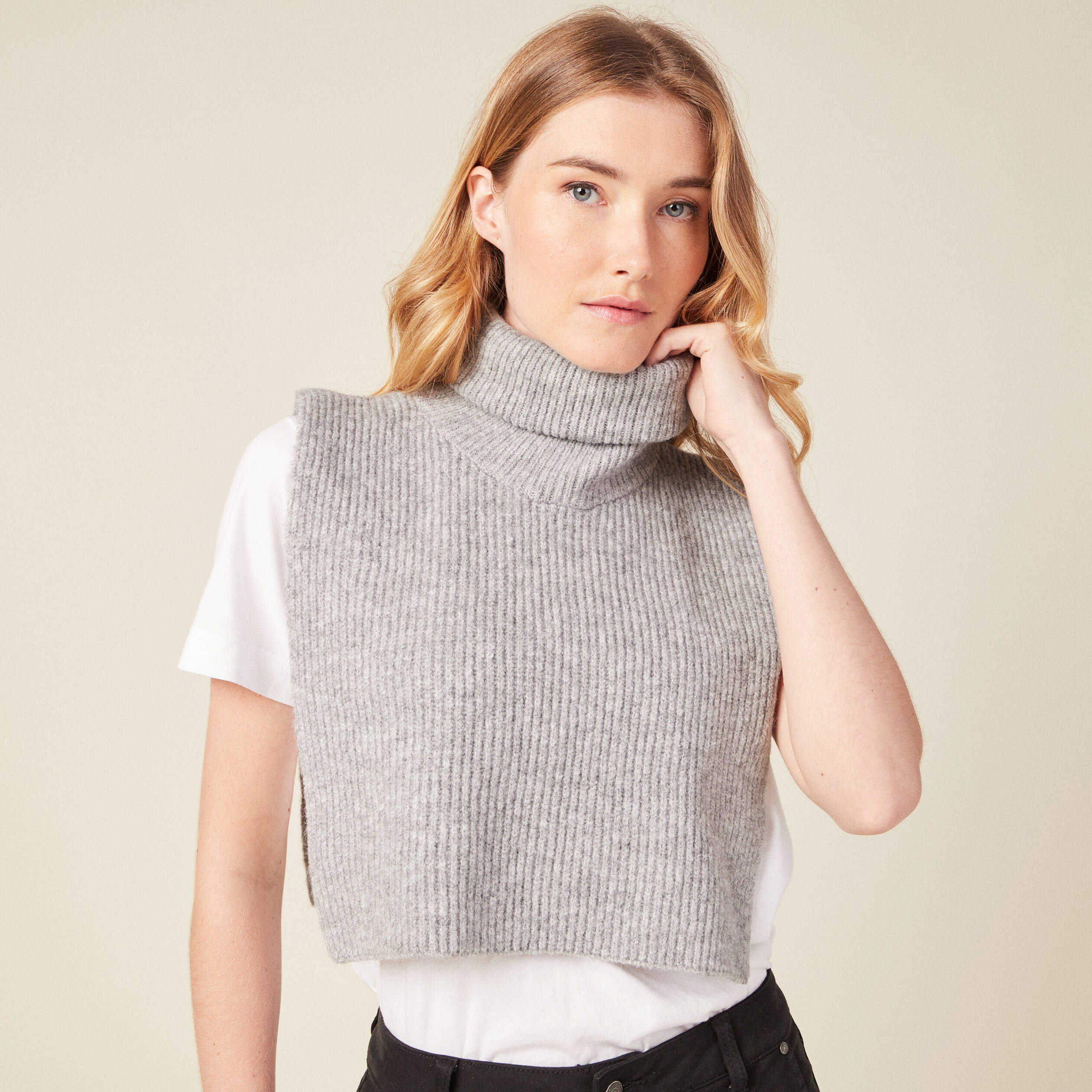 Col roulé tricoté gris clair femme