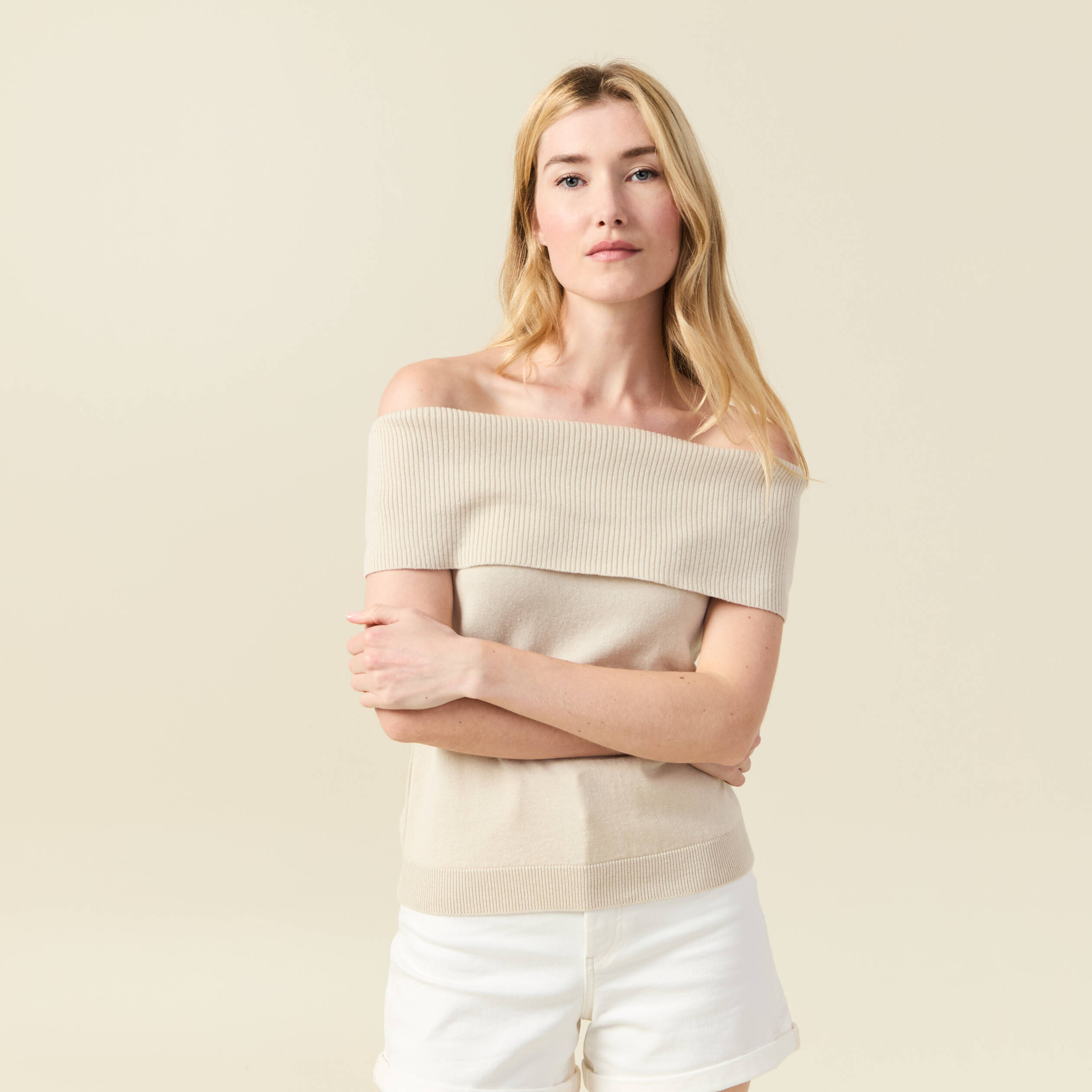 D&eacute;bardeur tricot sans manches creme femme