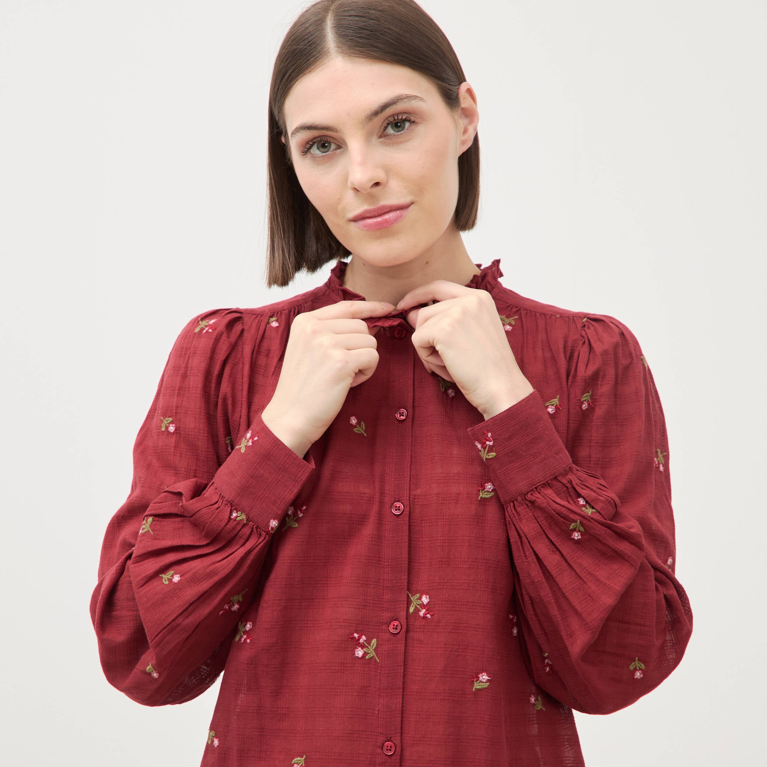 Chemise manches longues en coton brod&eacute;e bordeaux femme