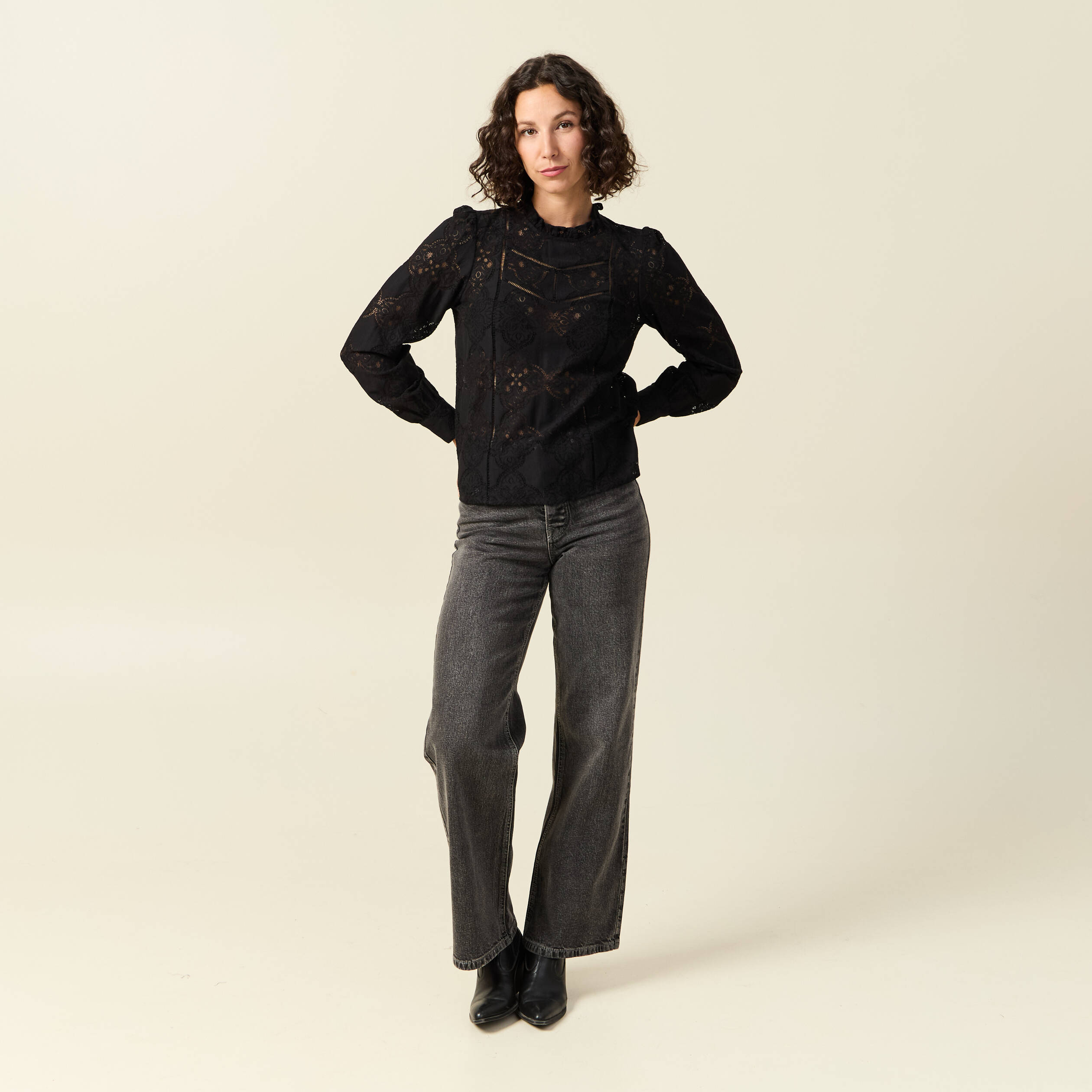 Blouse cintr&eacute;e dentelle manches longues noir femme