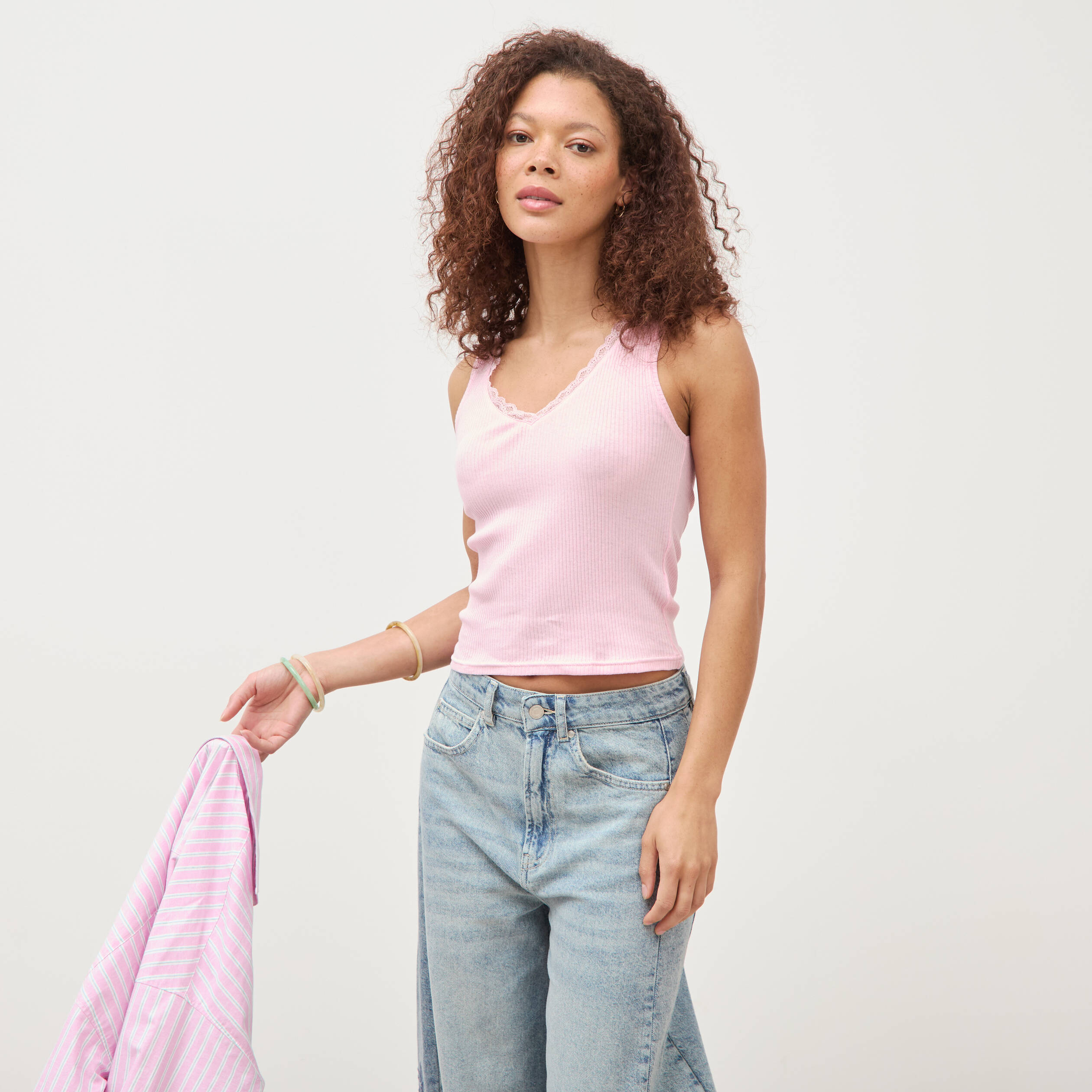 D&eacute;bardeur col v bretelles dentelle rose clair femme