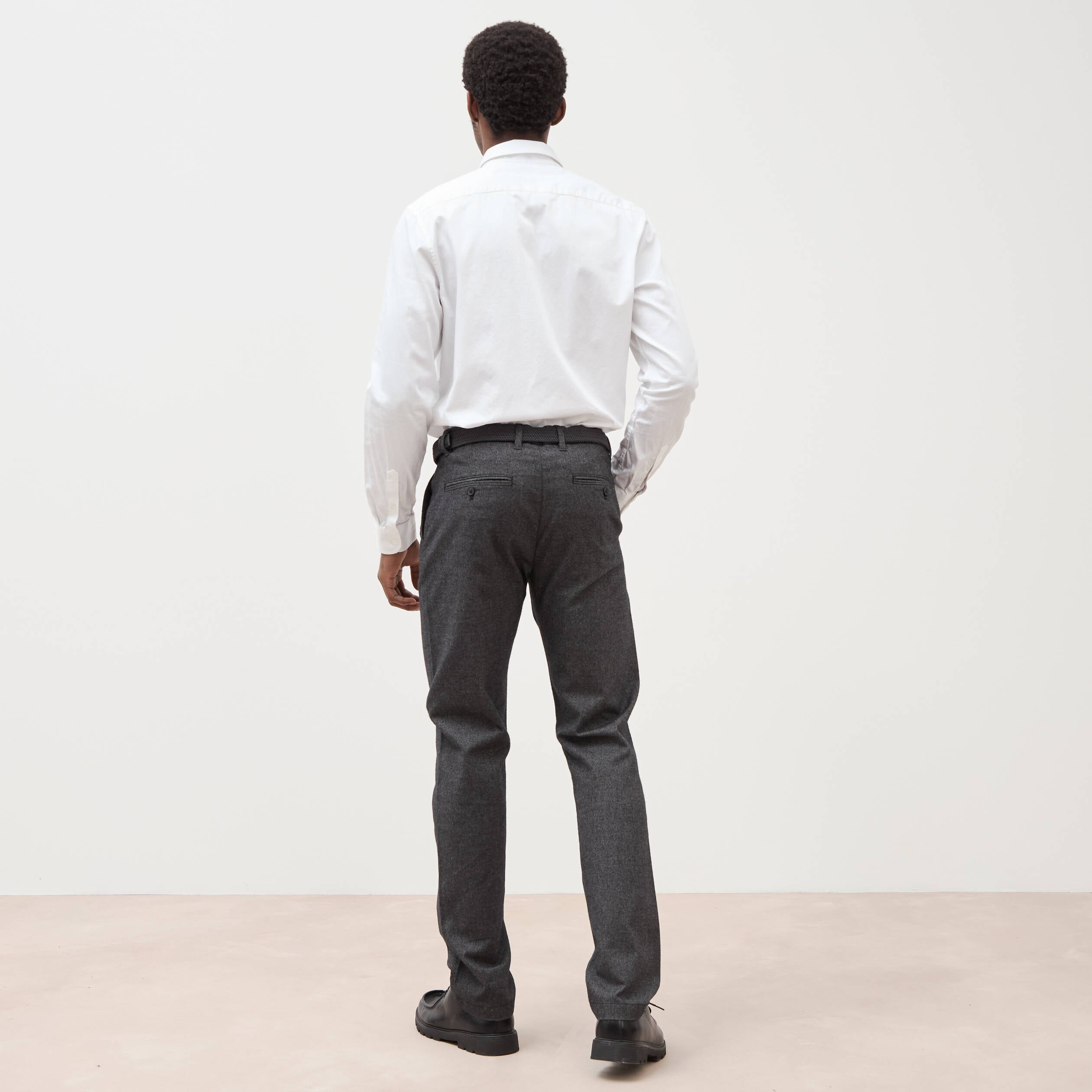 Pantalon chino avec ceinture gris fonc&eacute; homme