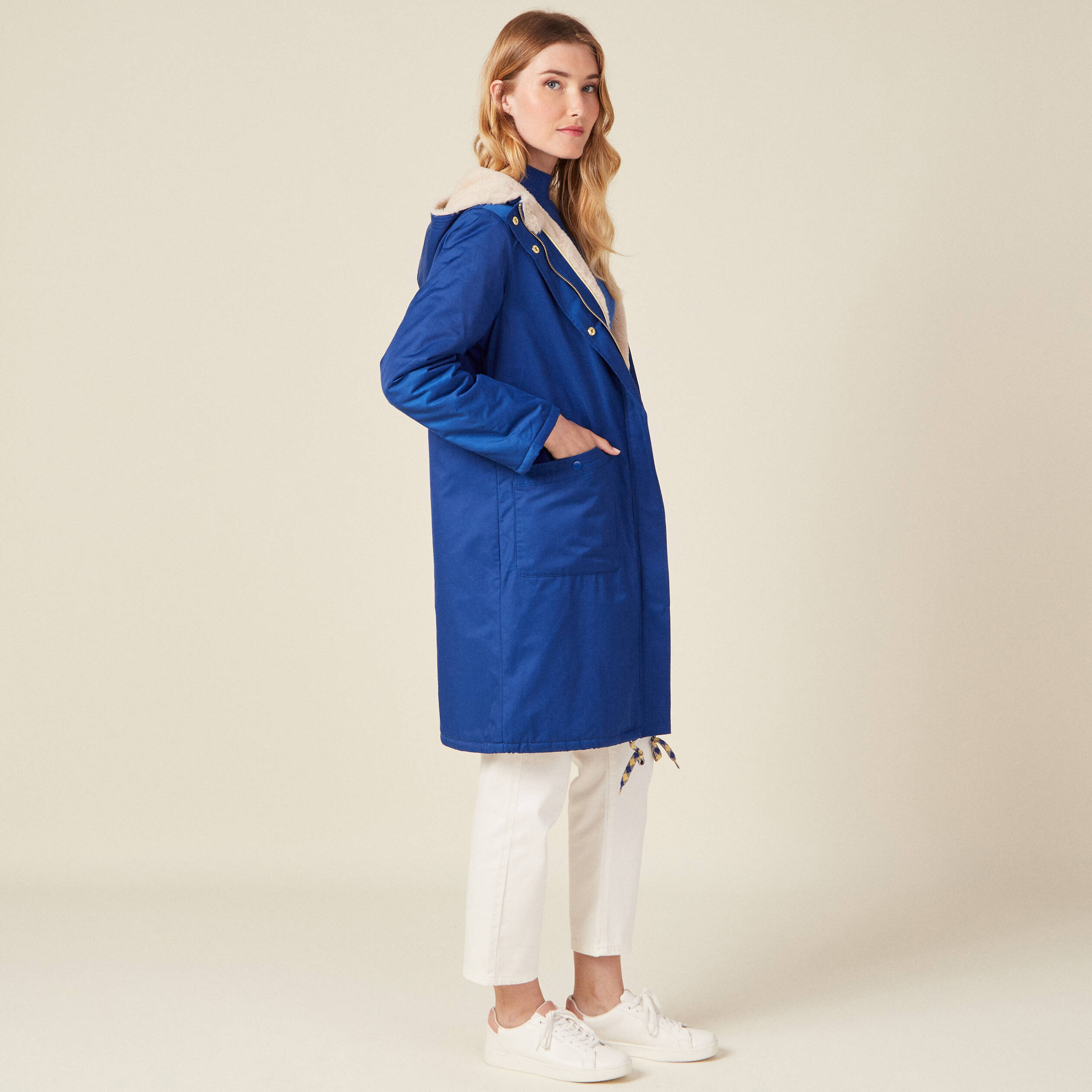 Parka droite &agrave; capuche doubl&eacute;e bleu electrique femme