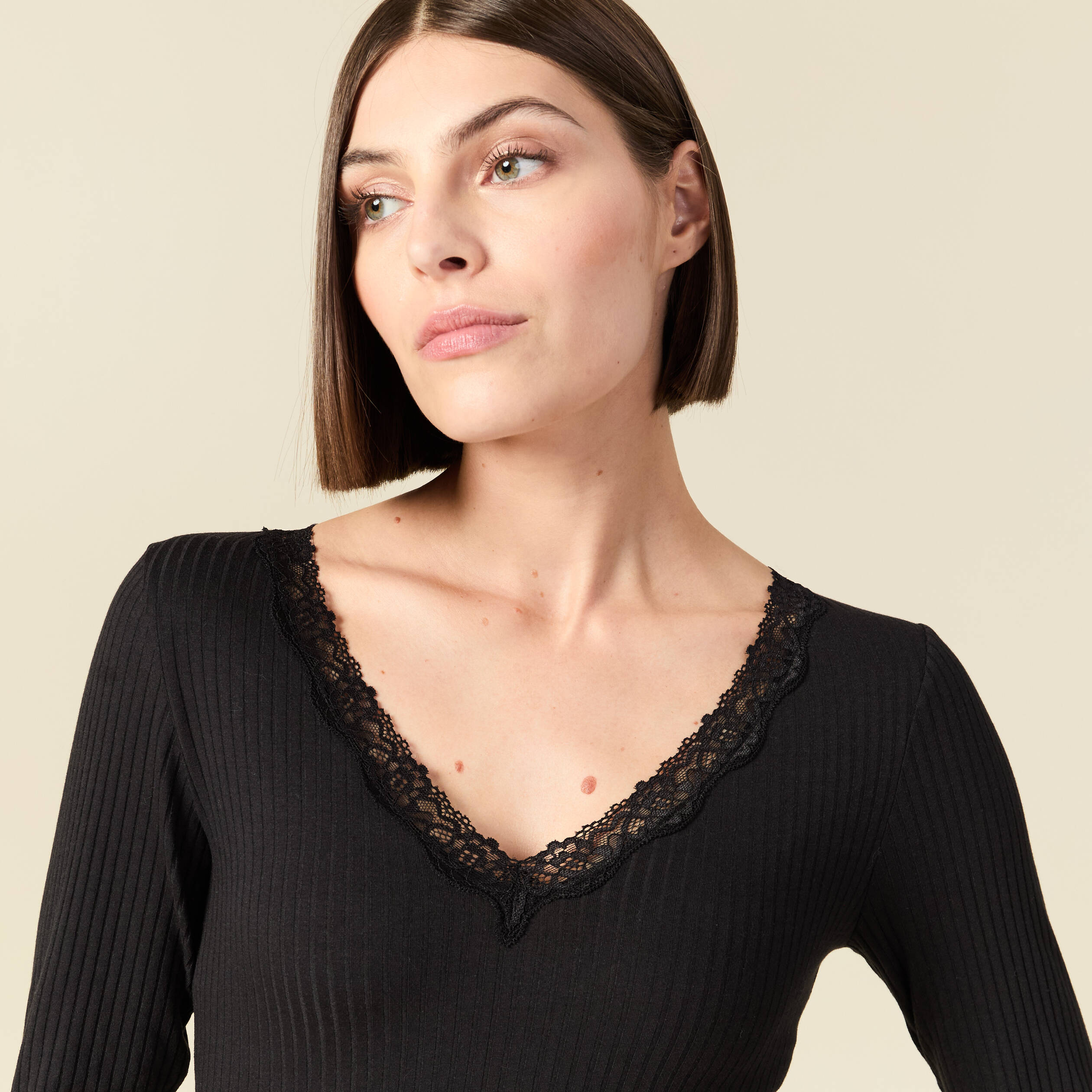 T-shirt cintr&eacute; col v dentelle noir femme