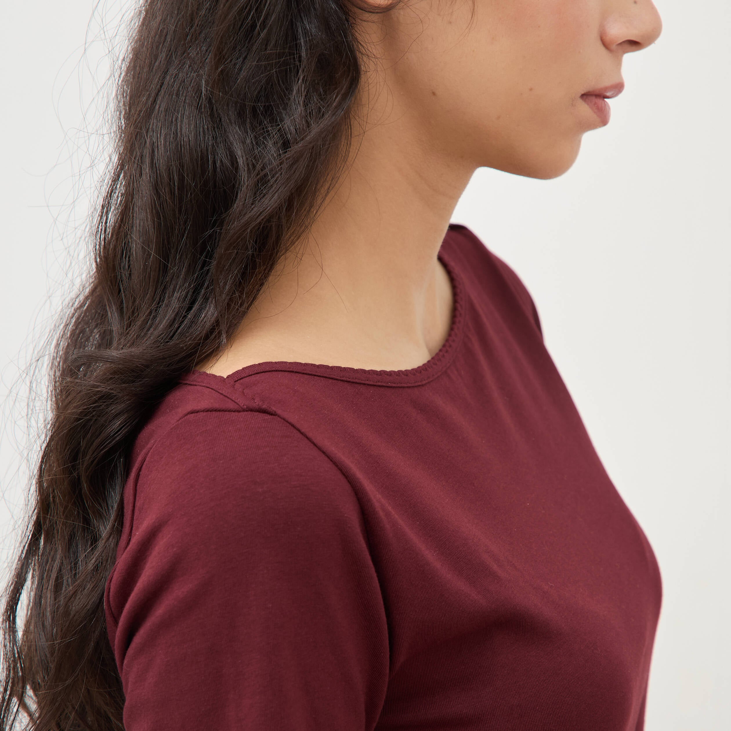 T-shirt ajust&eacute; manches courtes bordeaux femme