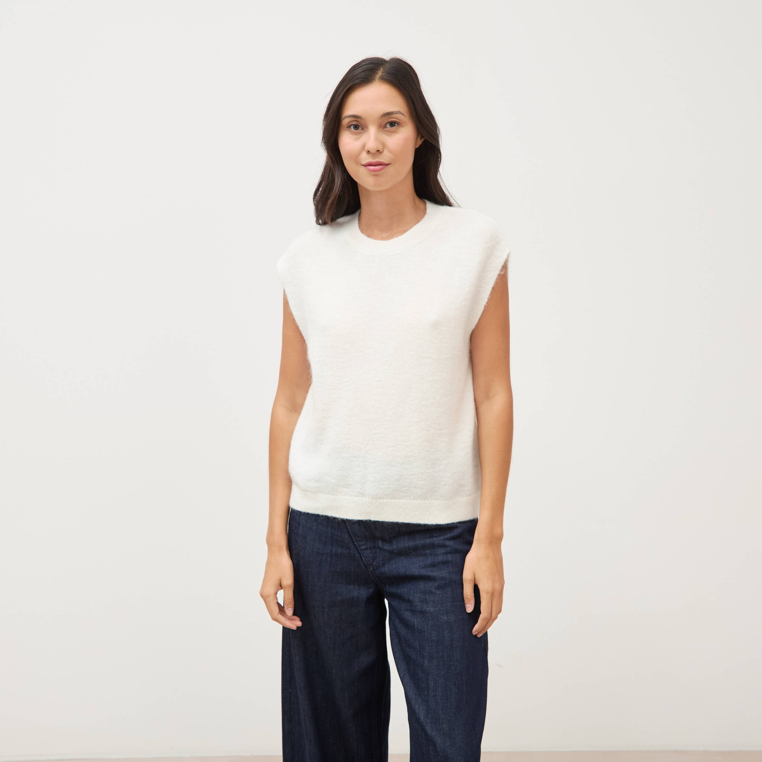 Pull droit court sans manches col rond ecru femme