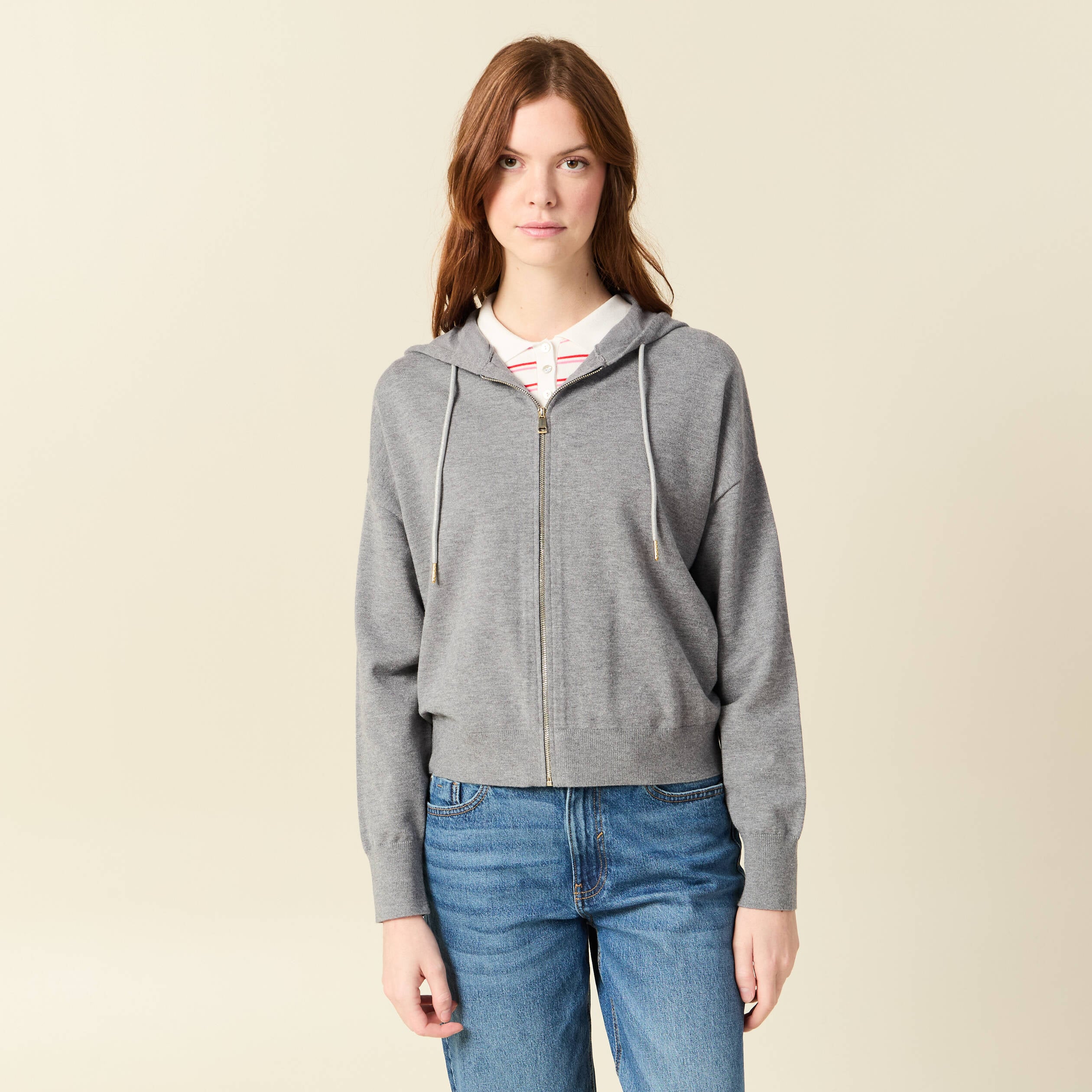 Gilet droit court &agrave; capuche gris clair femme