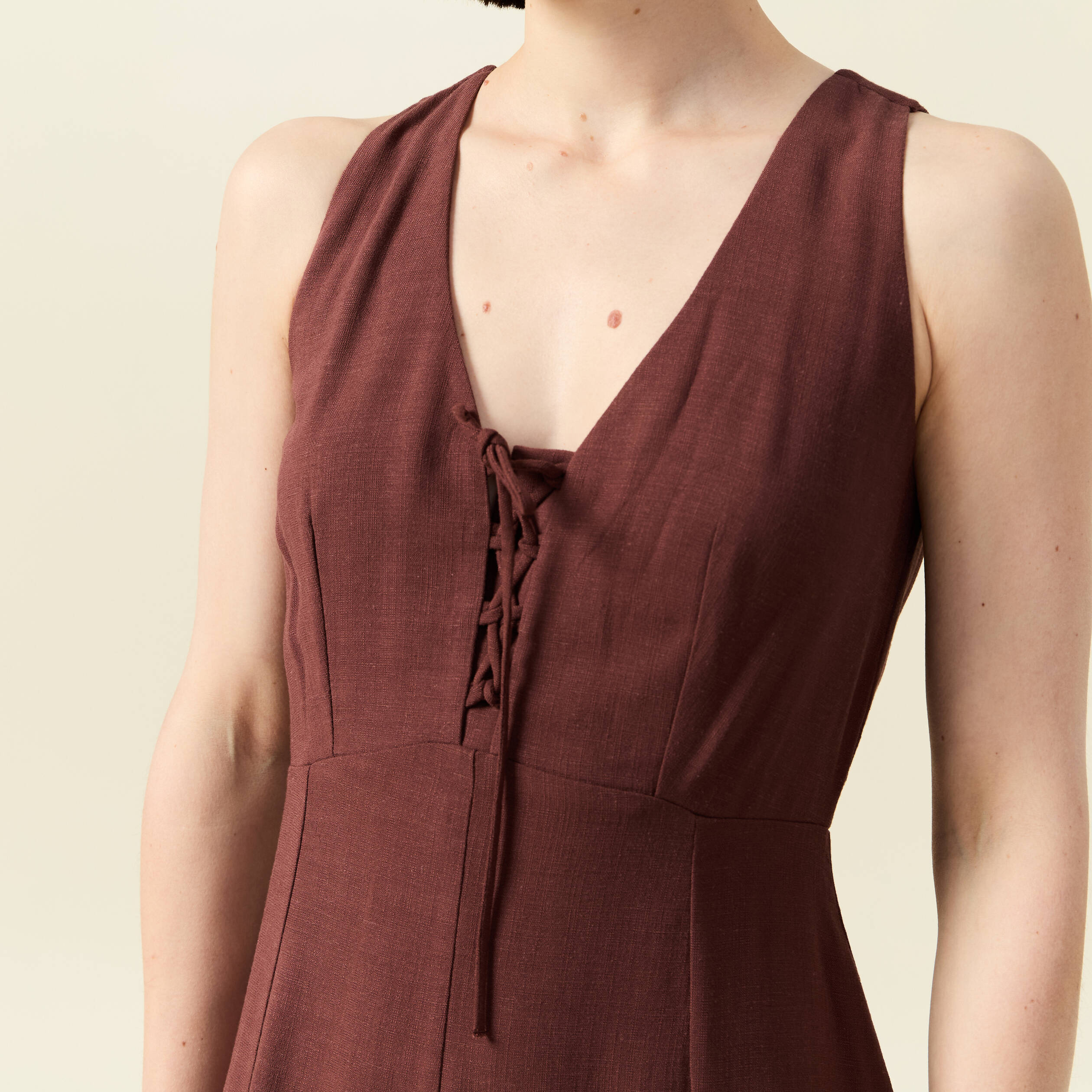 Robe sans manches col V marron femme