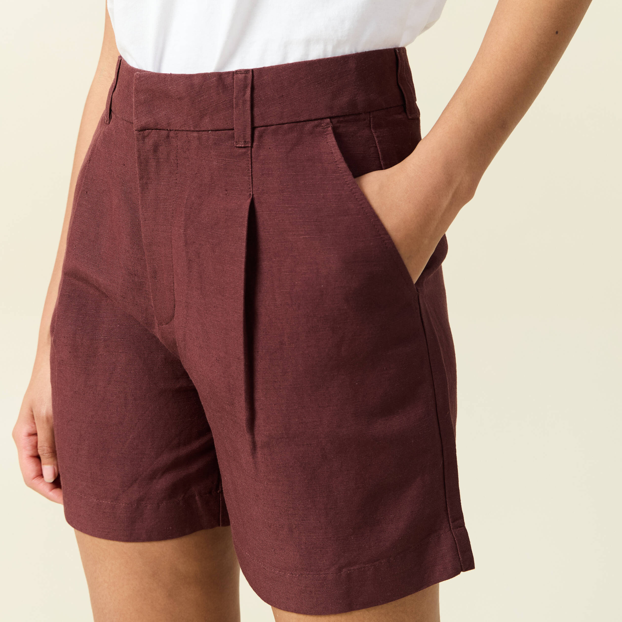 short droit avec pinces bordeaux femme Short droit avec pinces bordeaux femme