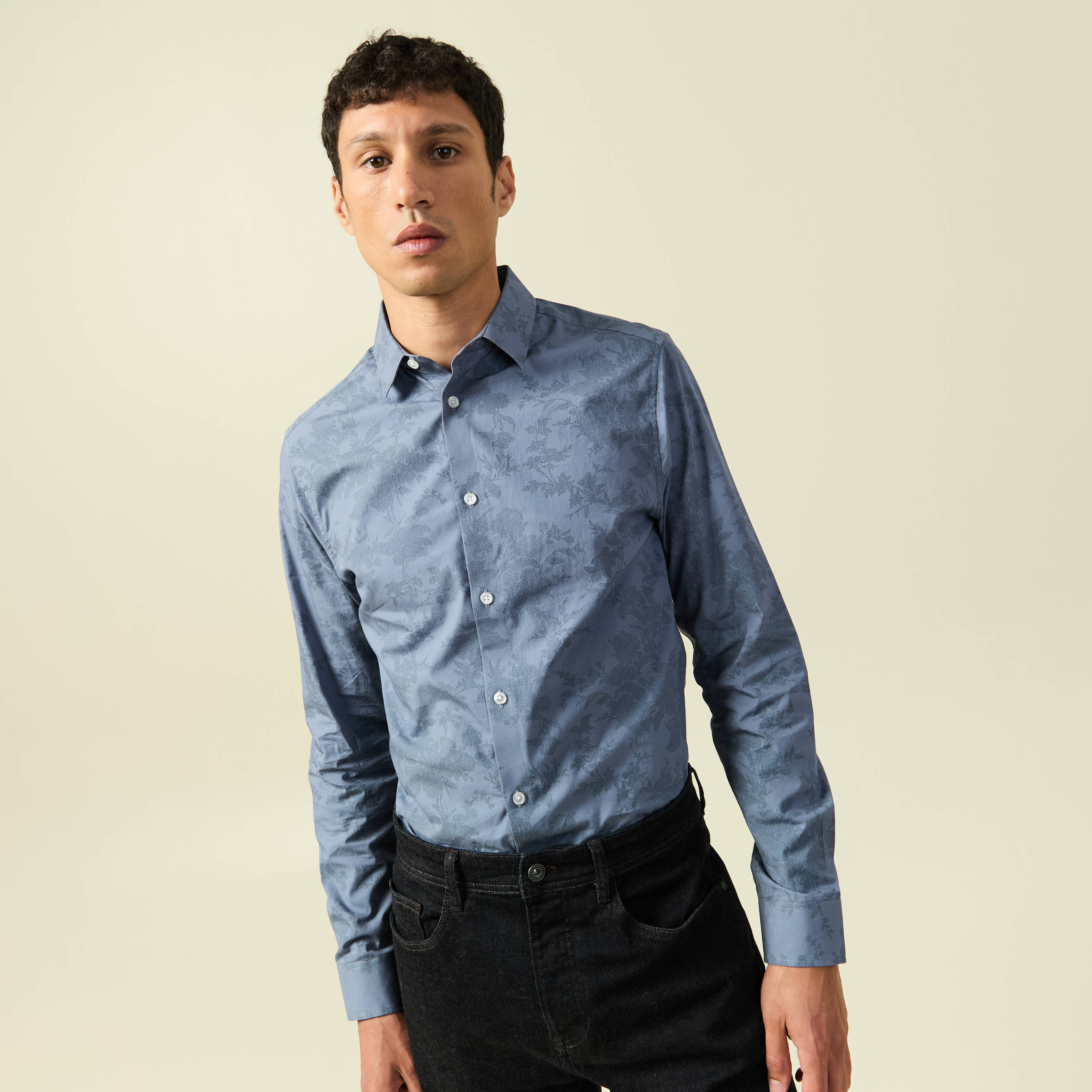 Chemise cintr&eacute;e en coton manches longues bleu homme