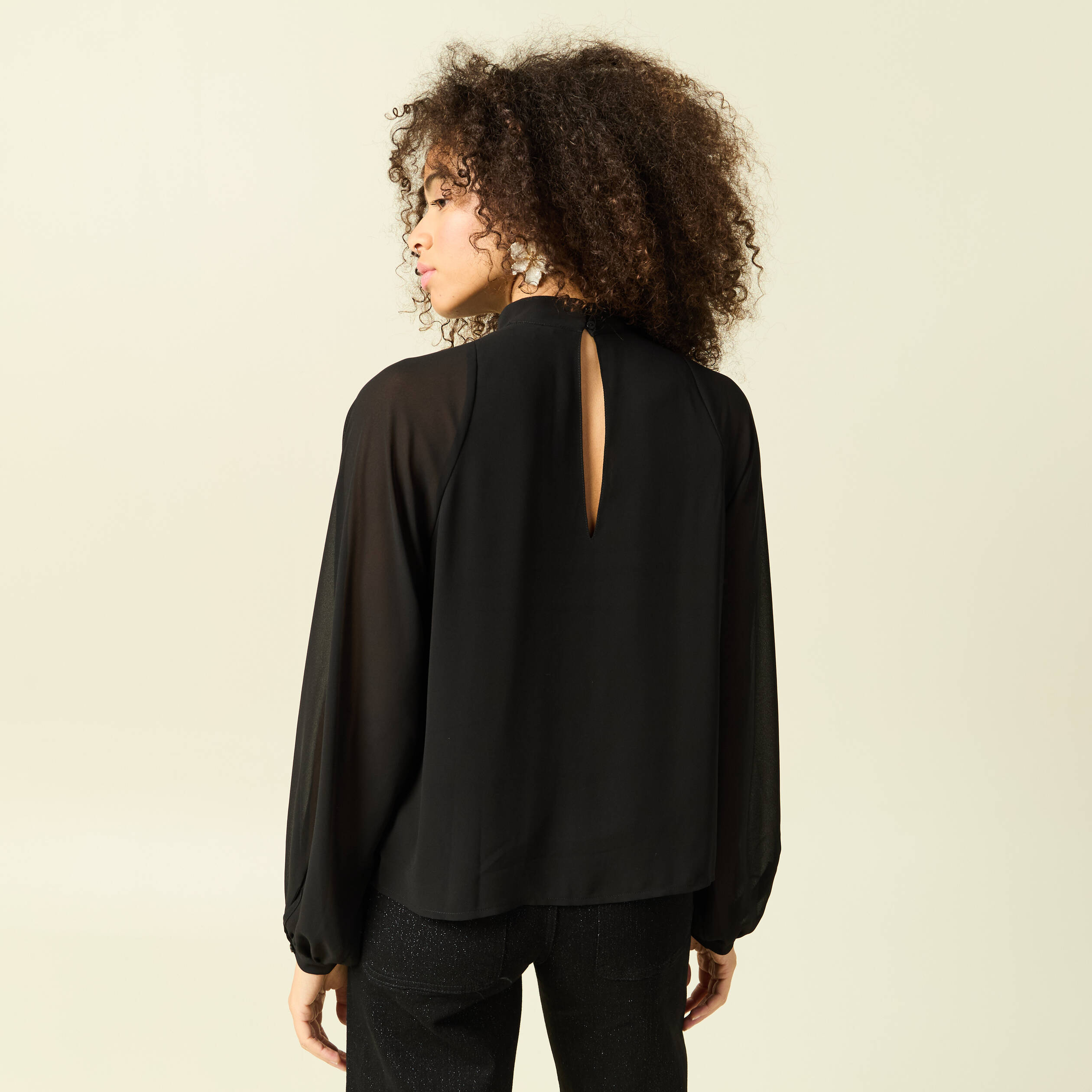 Blouse oversize col montant doubl&eacute;e noir femme