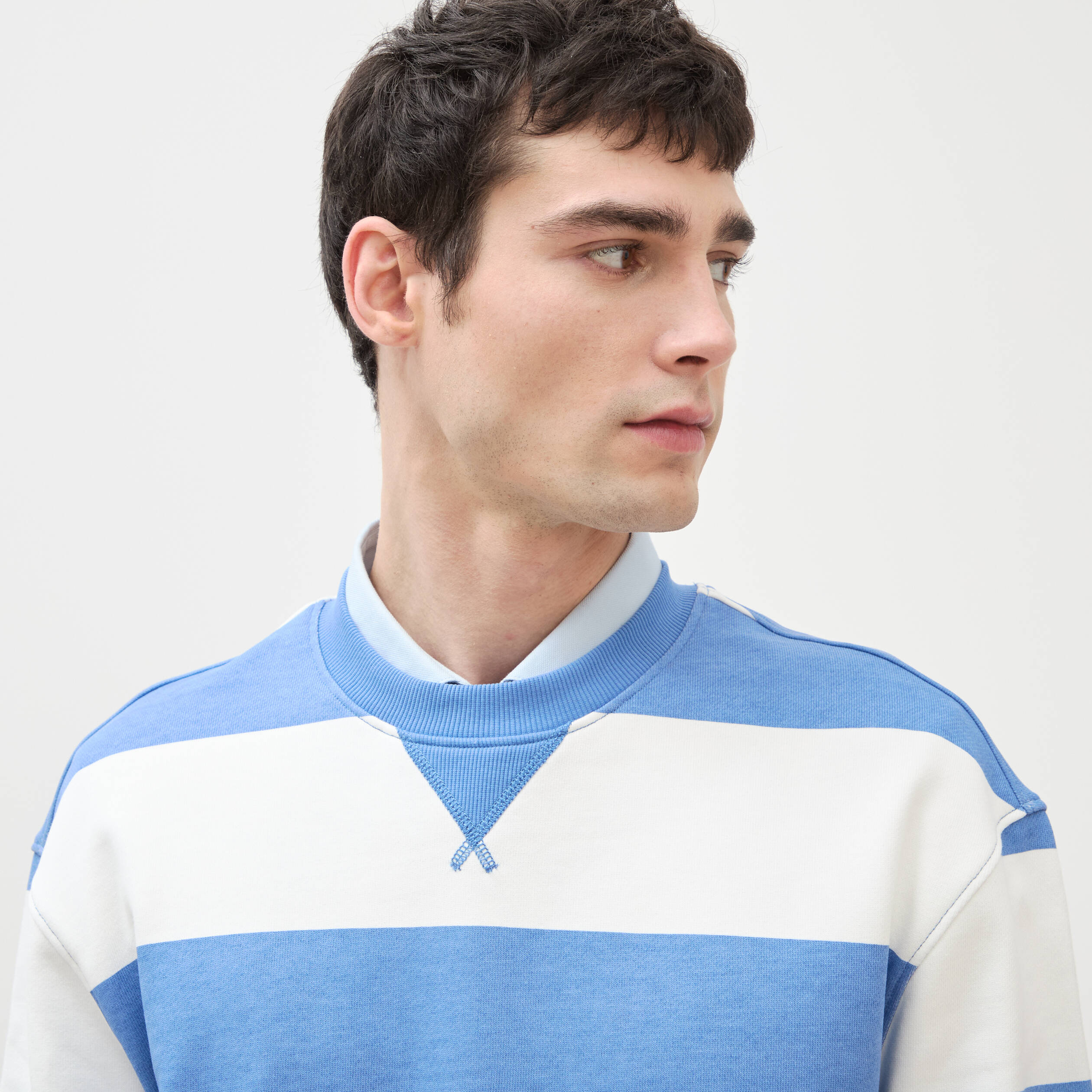 Sweat ray&eacute; col rond manches longues bleu violet homme