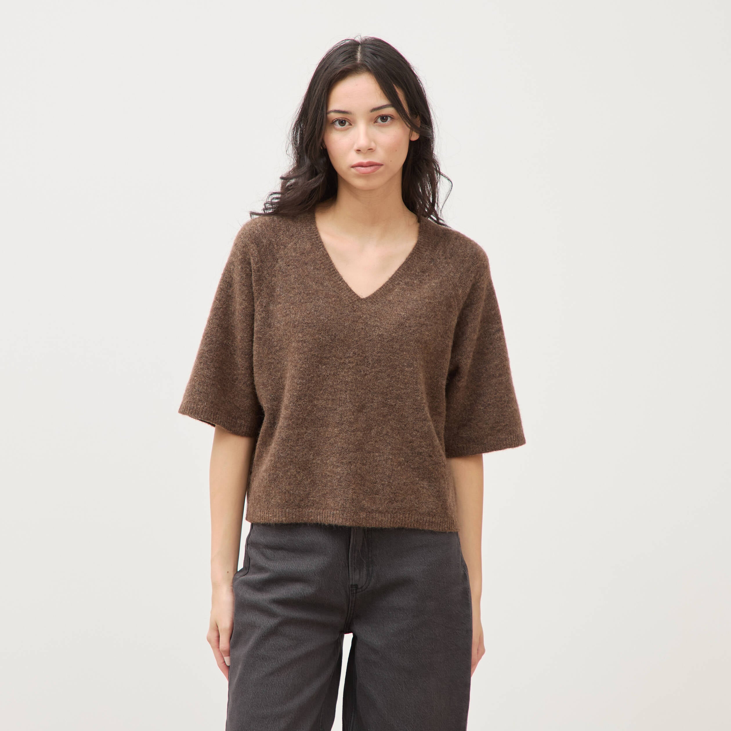 Pull droit court col v manches courtes marron femme