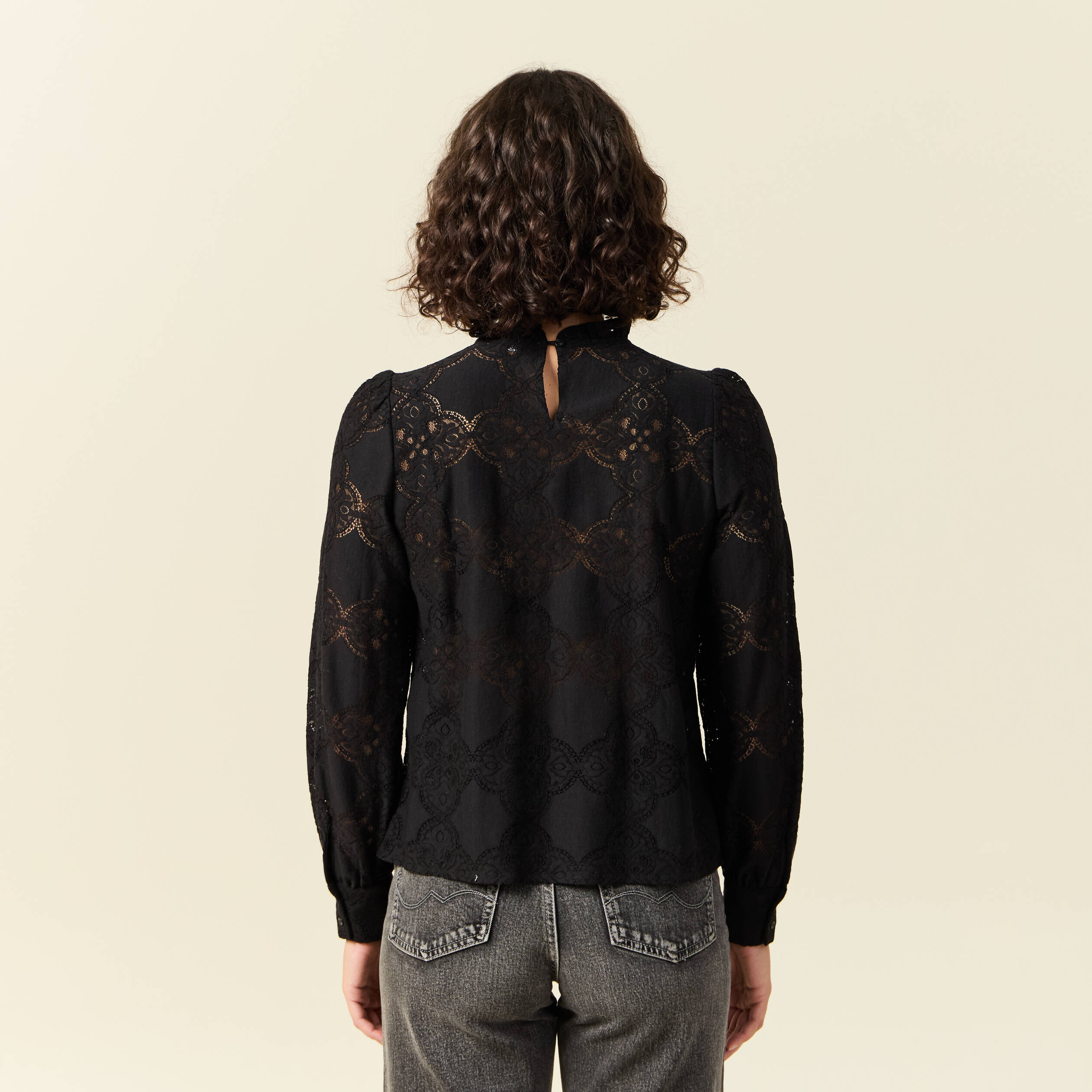 Blouse cintr&eacute;e dentelle manches longues noir femme