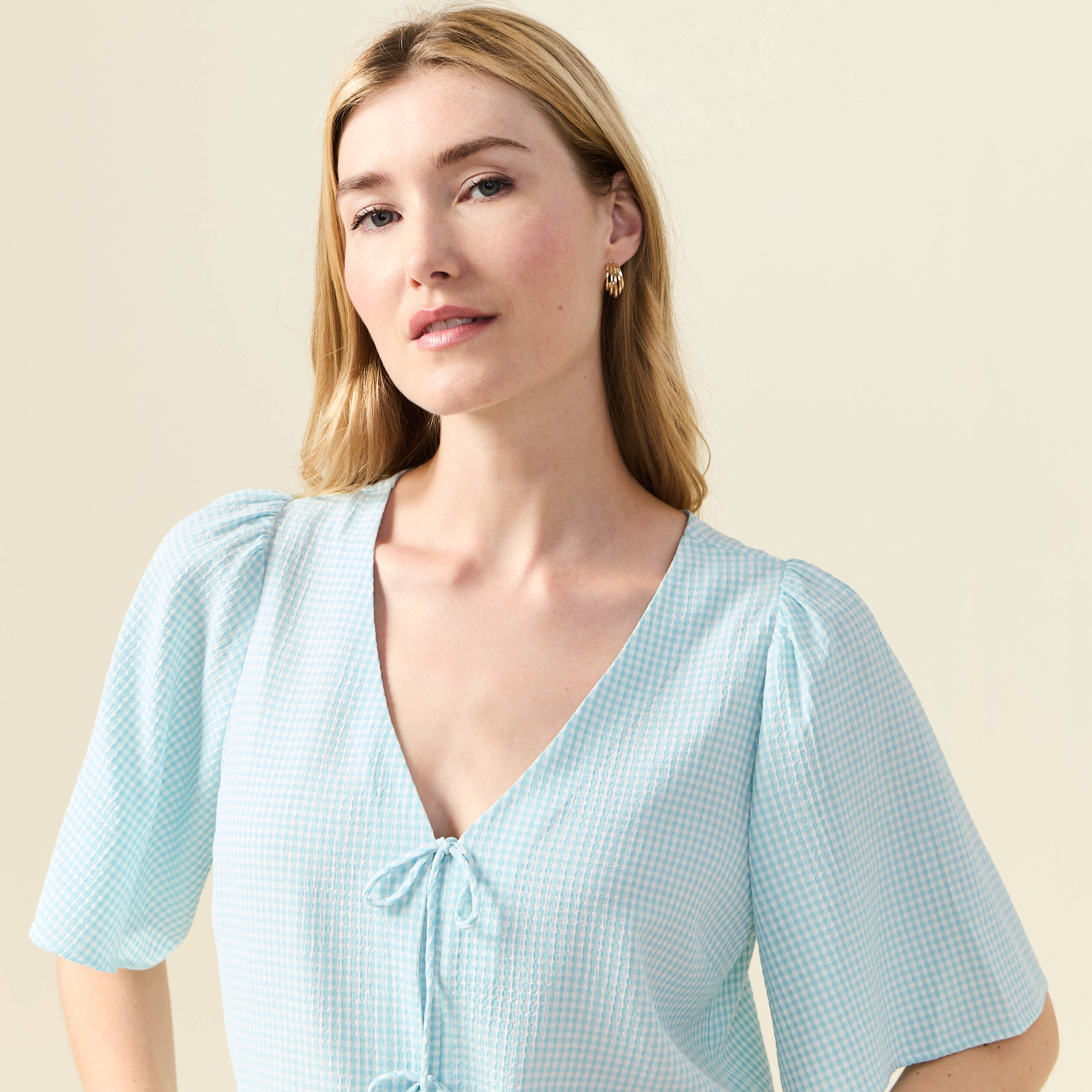Blouse manches courtes nou&eacute;e bleu pastel femme