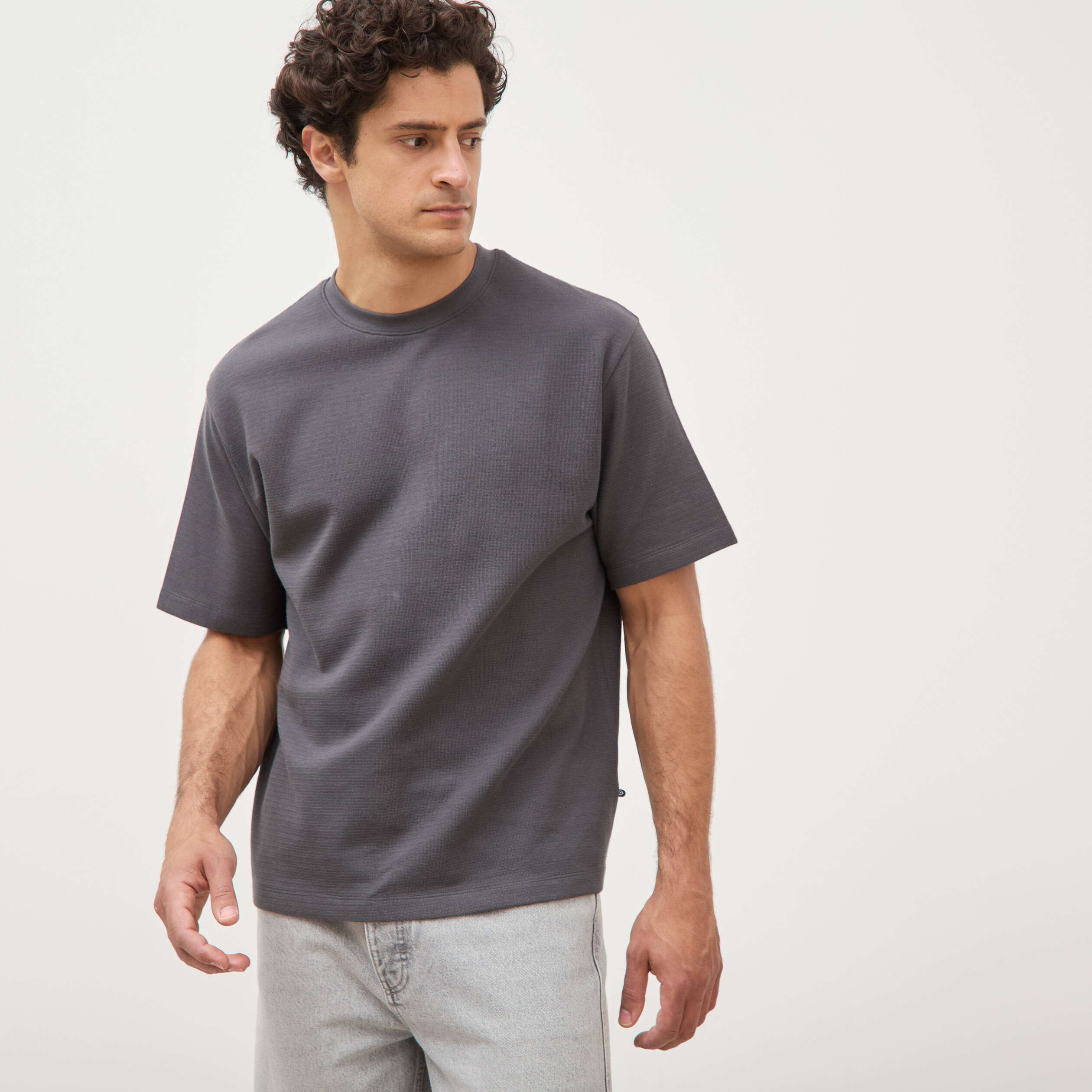 T-shirt ras de cou manches courtes gris fonc&eacute; homme