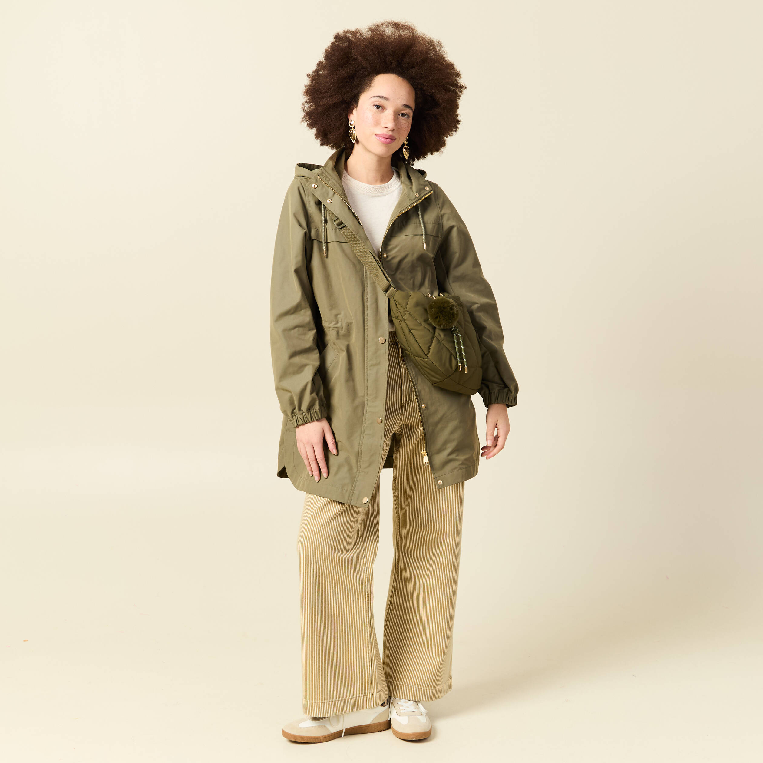 Parka longue droite d&eacute;perlante &agrave; capuche vert kaki femme