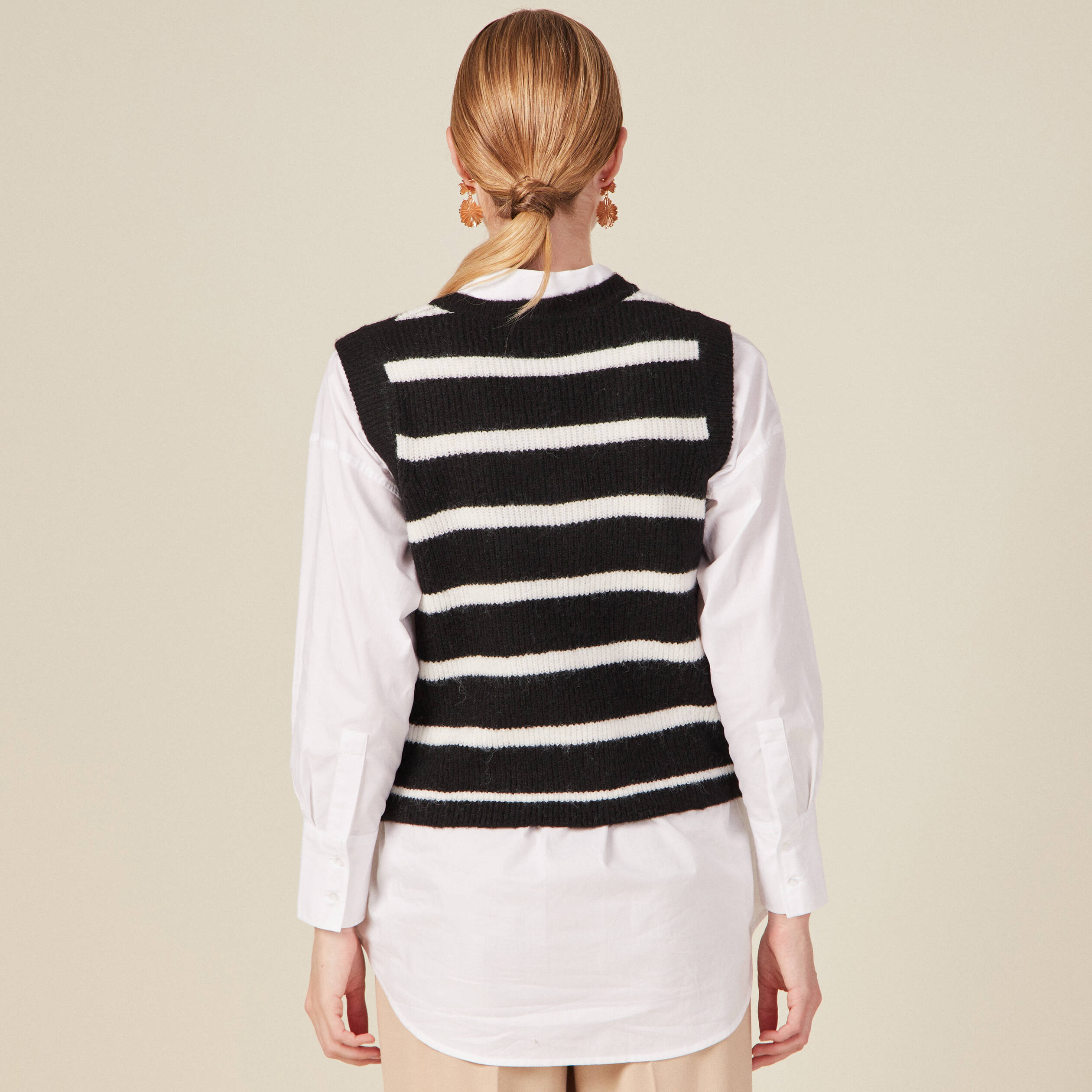 Pull droit court sans manches col v noir femme