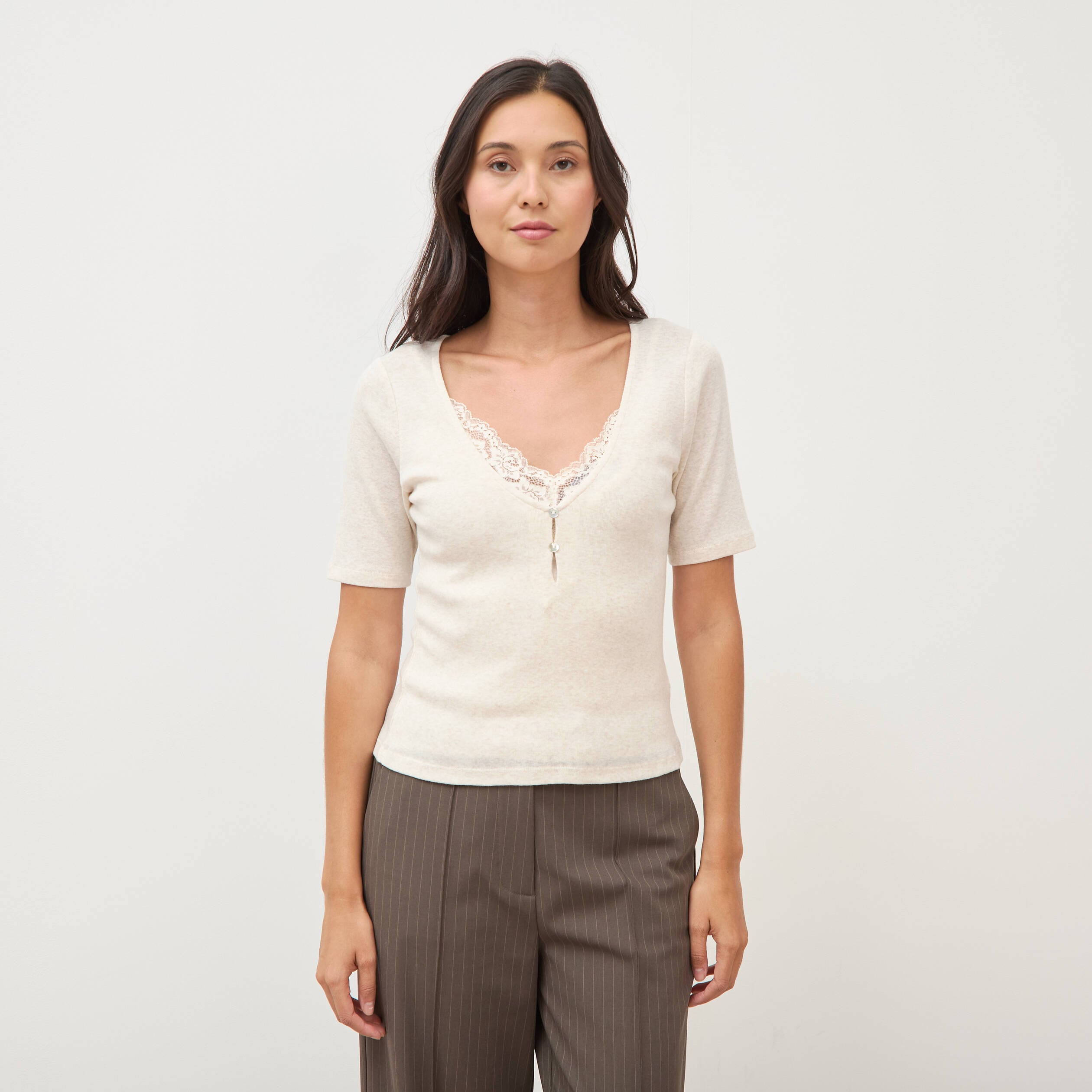 T-shirt ajust&eacute; col v manches coude creme femme